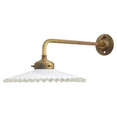 Antike französische Coolie-Keramik-Wandleuchte aus Glas mit Frill-Messing-Wandquasten