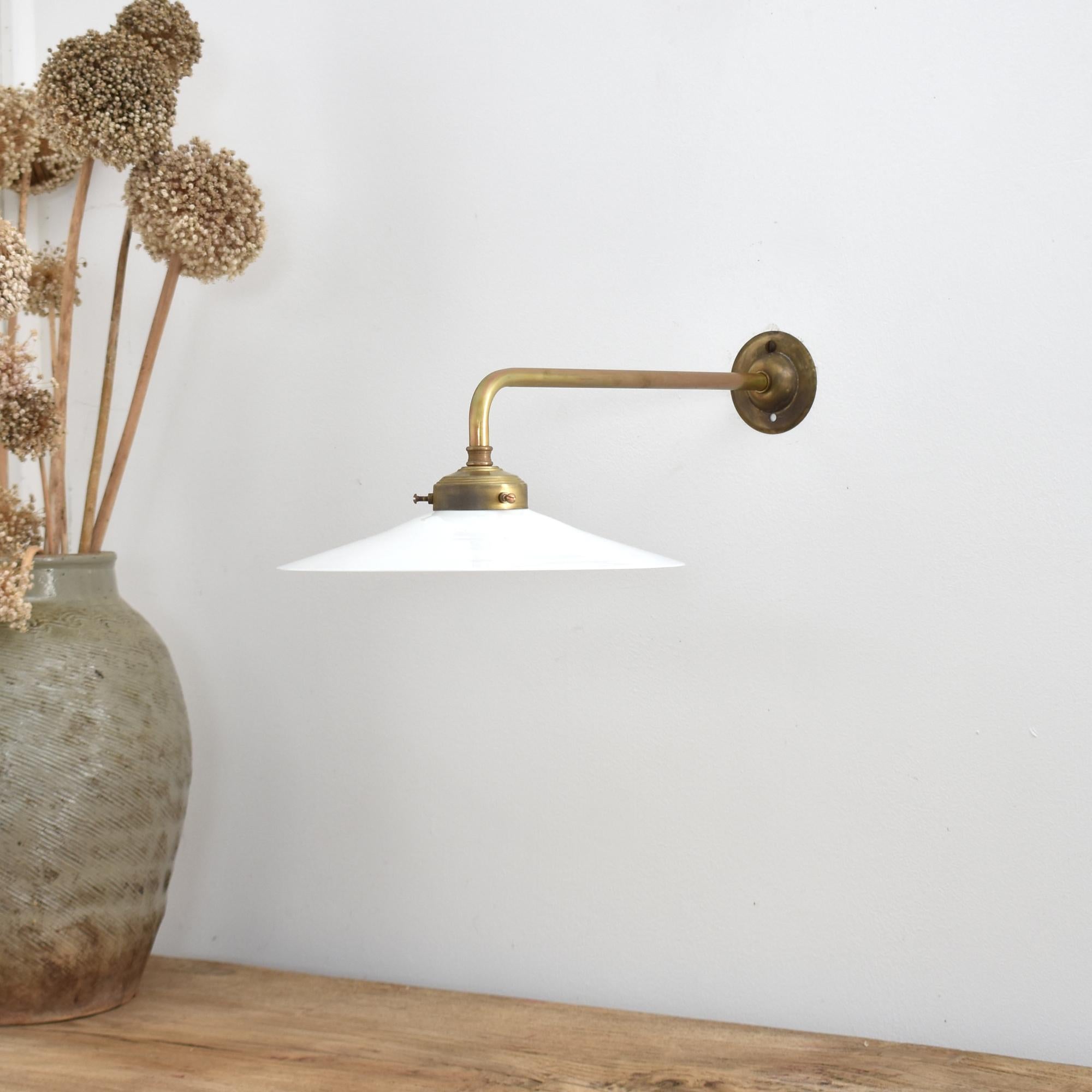 Antique French Coolie, lampada da parete in vetro - G

Un'antica lampada francese in vetro da viaggio. Il paralume conico in vetro di latte è stato realizzato a mano in vetro opaco. La lampada ha una galleria e un attacco a parete in ottone