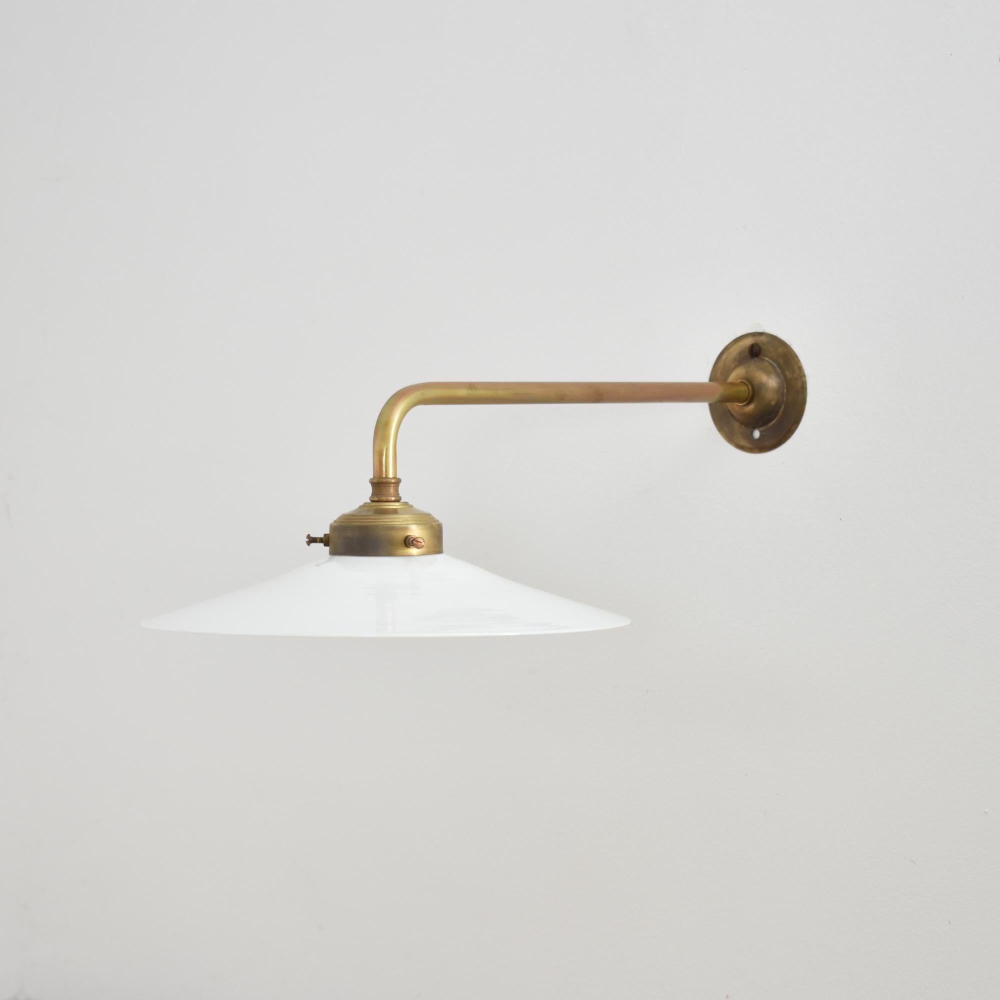 Stile provenzale Antique French Coolie Milk Glass Brass Wall Kitchen Task Lamp Light (lampada da parete) in vendita