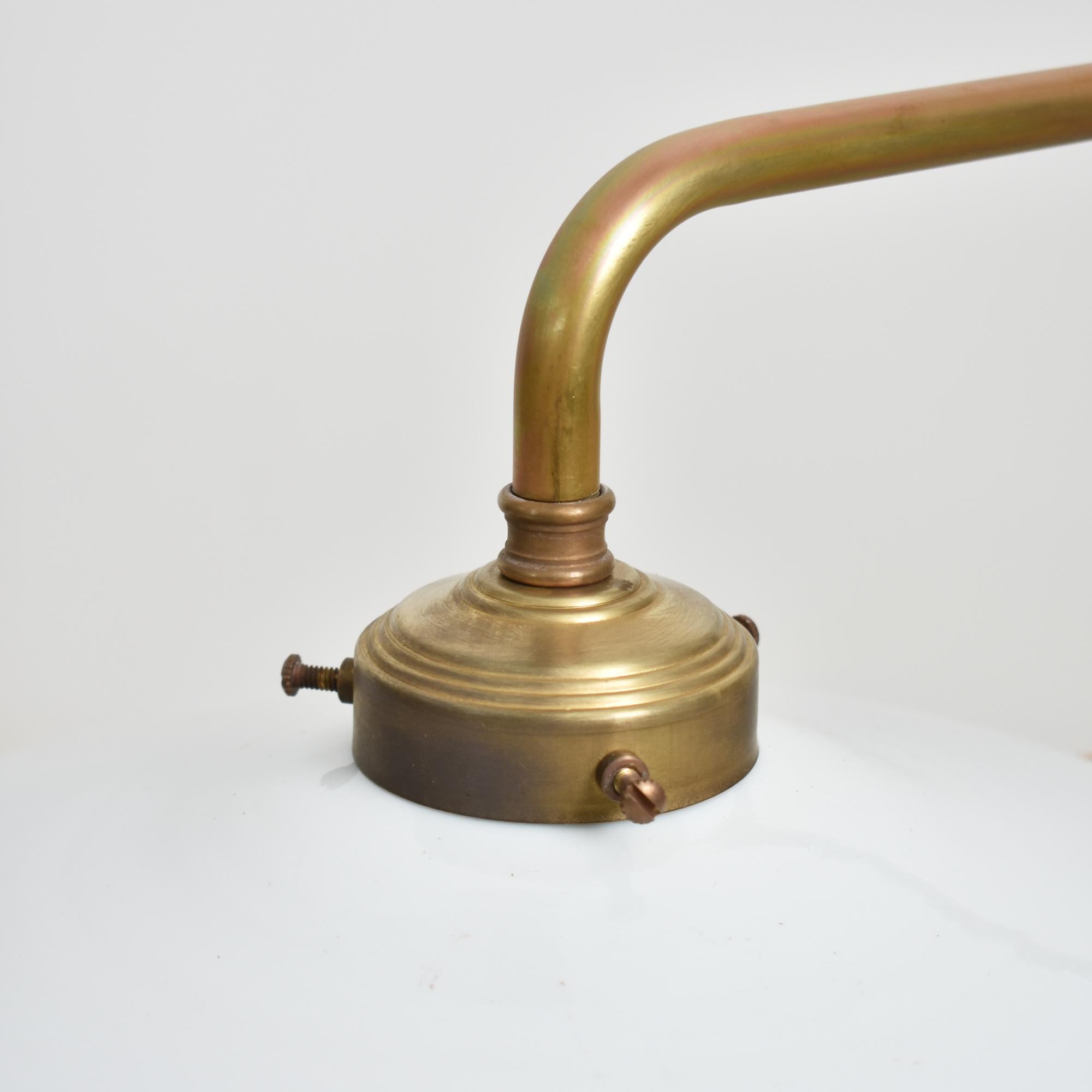 Antique French Coolie Milk Glass Brass Wall Kitchen Task Lamp Light (lampada da parete) In condizioni buone in vendita a Stockbridge, GB