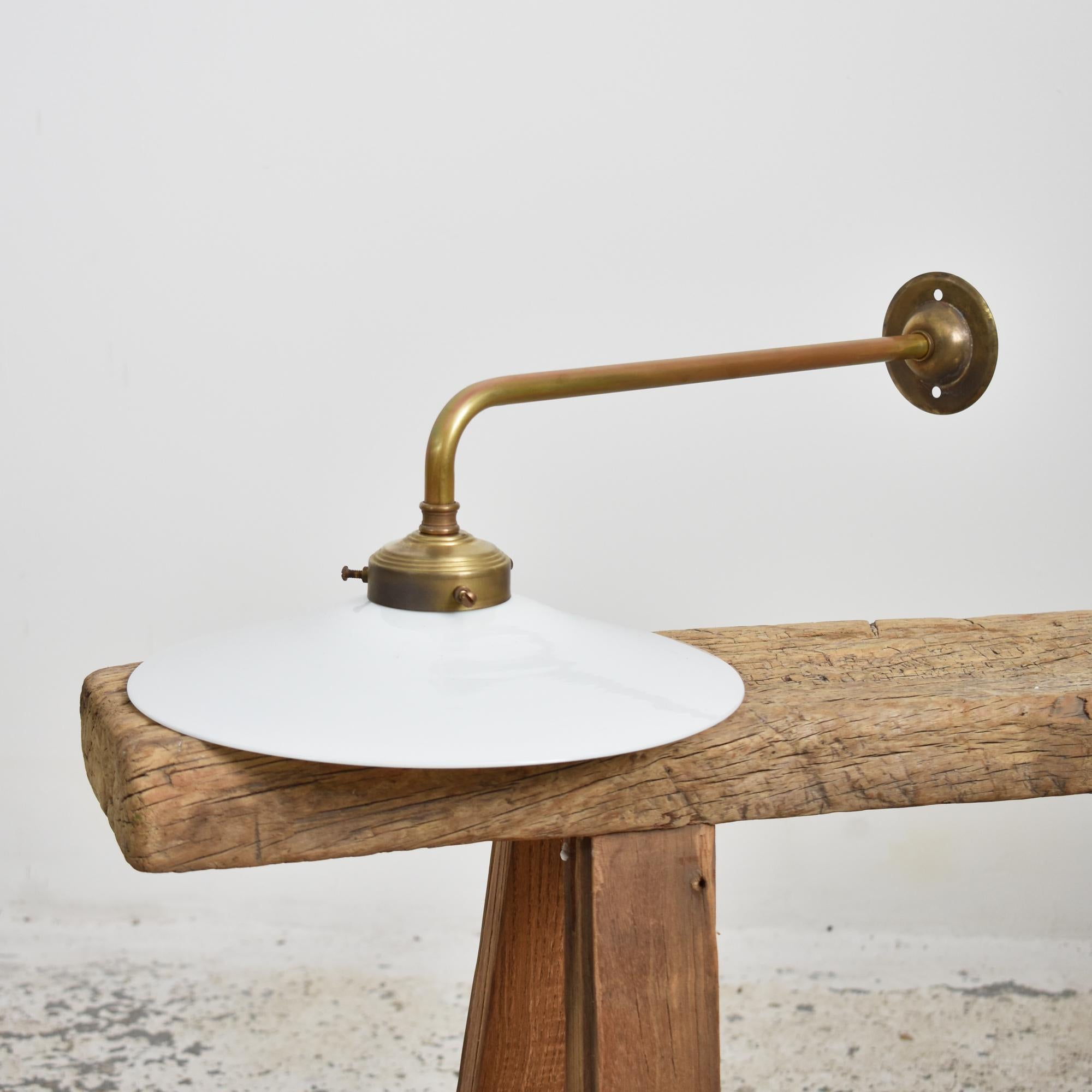 XX secolo Antique French Coolie Milk Glass Brass Wall Kitchen Task Lamp Light (lampada da parete) in vendita