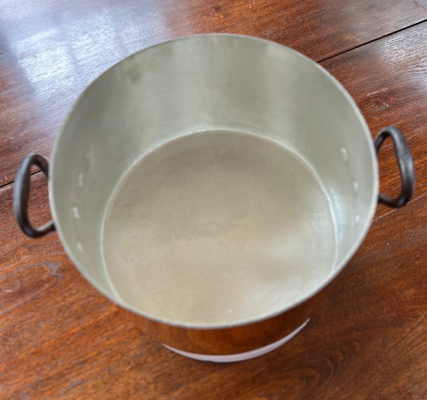 Francese Antique French Copper Bassine à Ragoût - Professionalmente ritamponato e lucidato in vendita