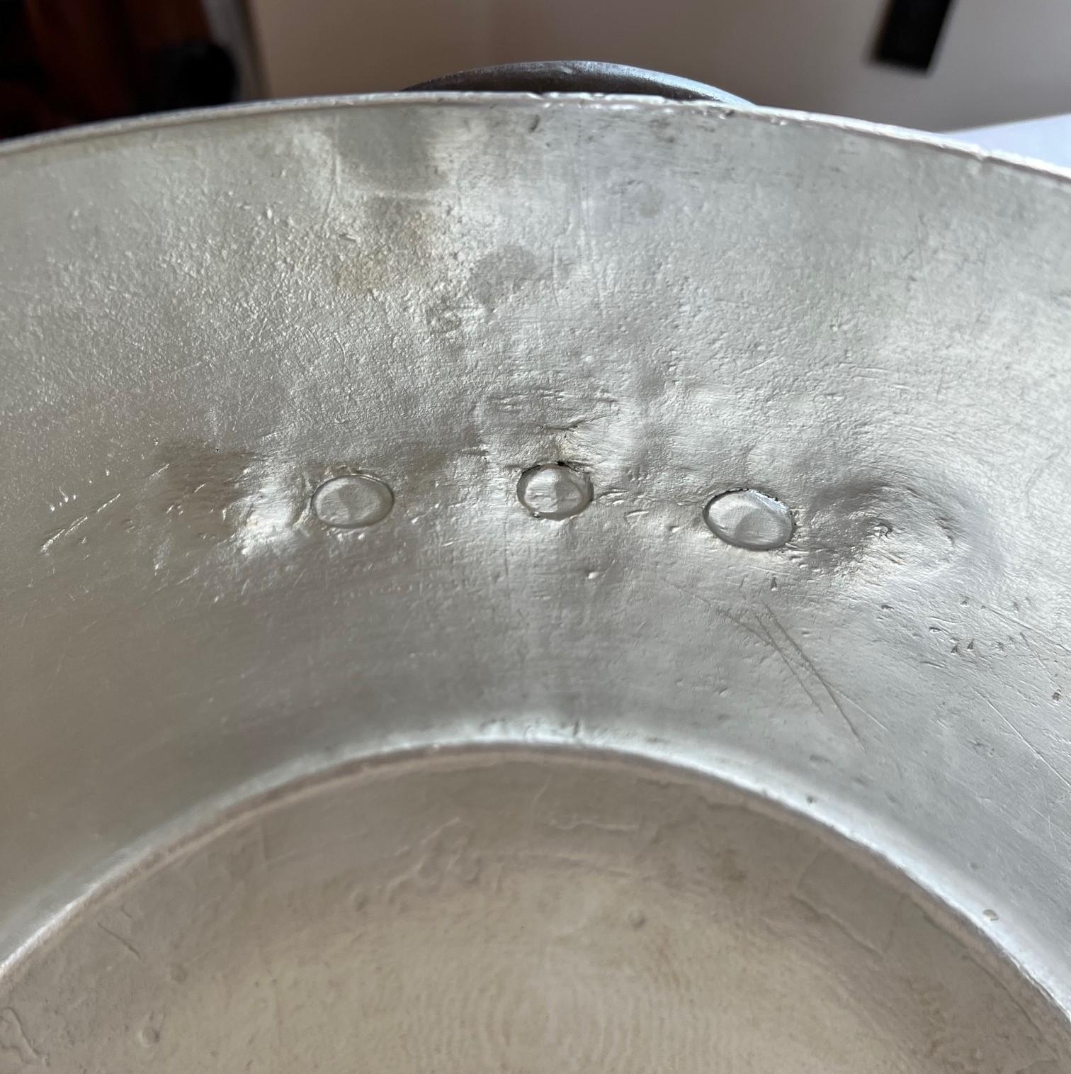 Oggetti in metallo Antique French Copper Bassine à Ragoût - Professionalmente ritamponato e lucidato in vendita