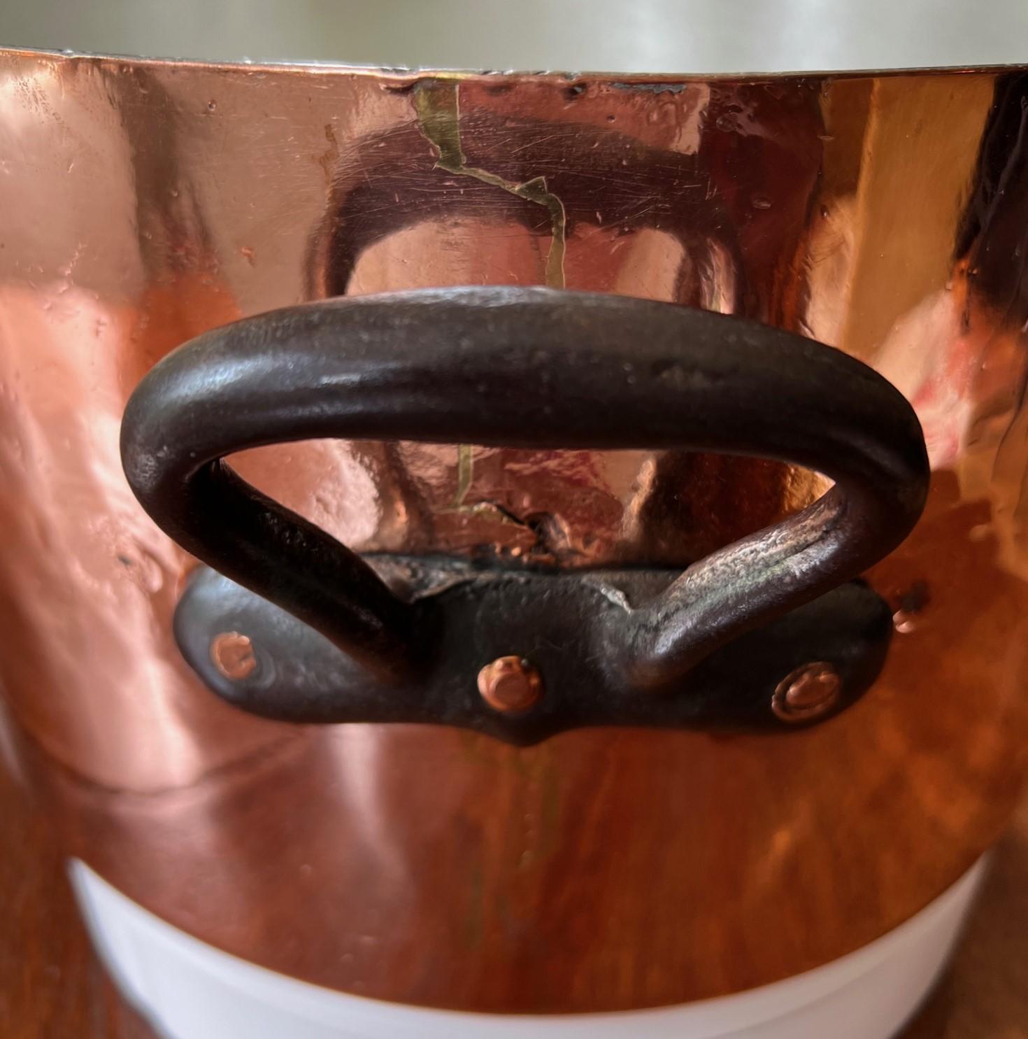 Antique French Copper Bassine à Ragoût - Professionalmente ritamponato e lucidato In condizioni buone in vendita a Morristown, NJ