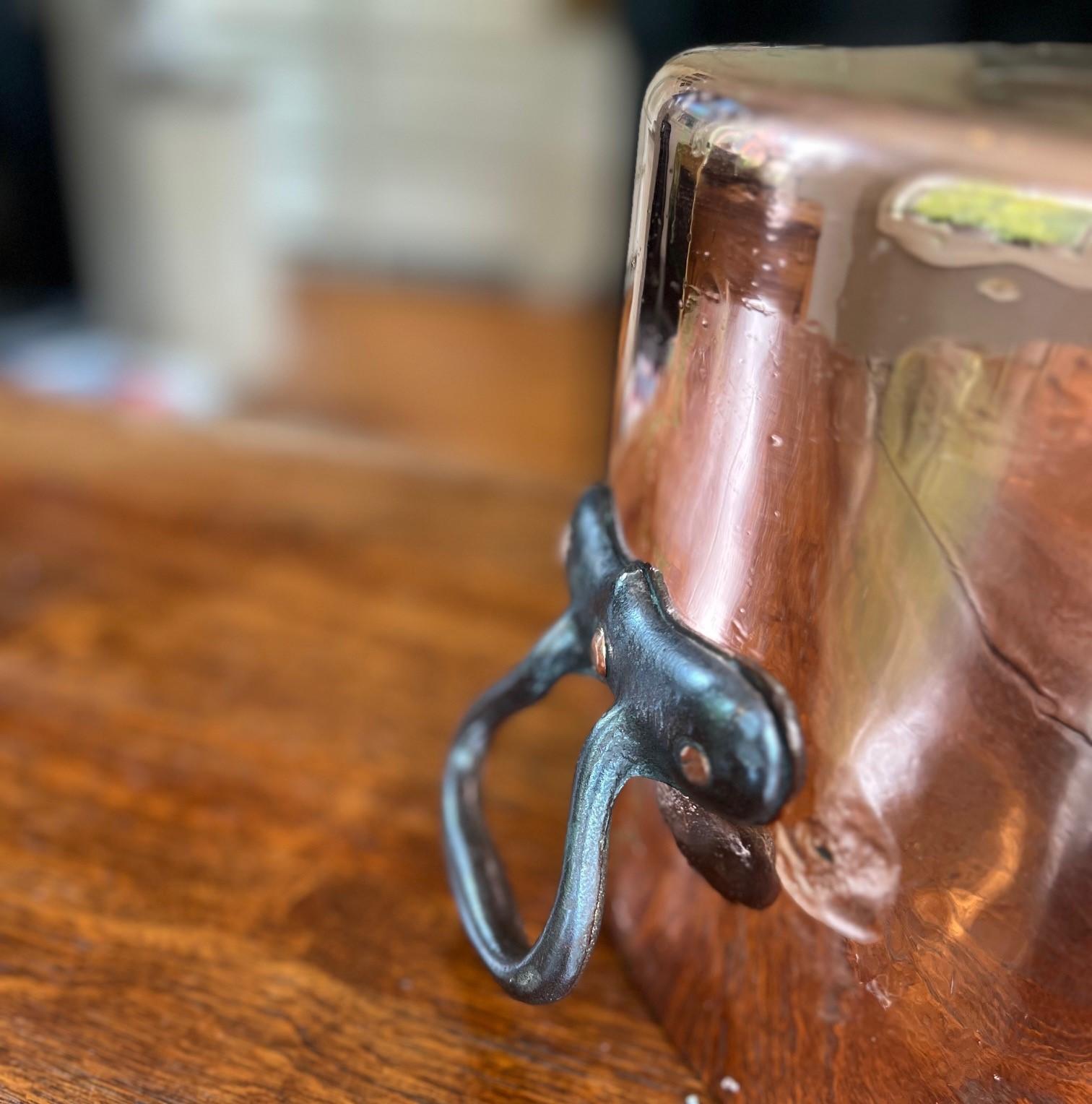 Fine XIX secolo Antique French Copper Bassine à Ragoût - Professionalmente ritamponato e lucidato in vendita