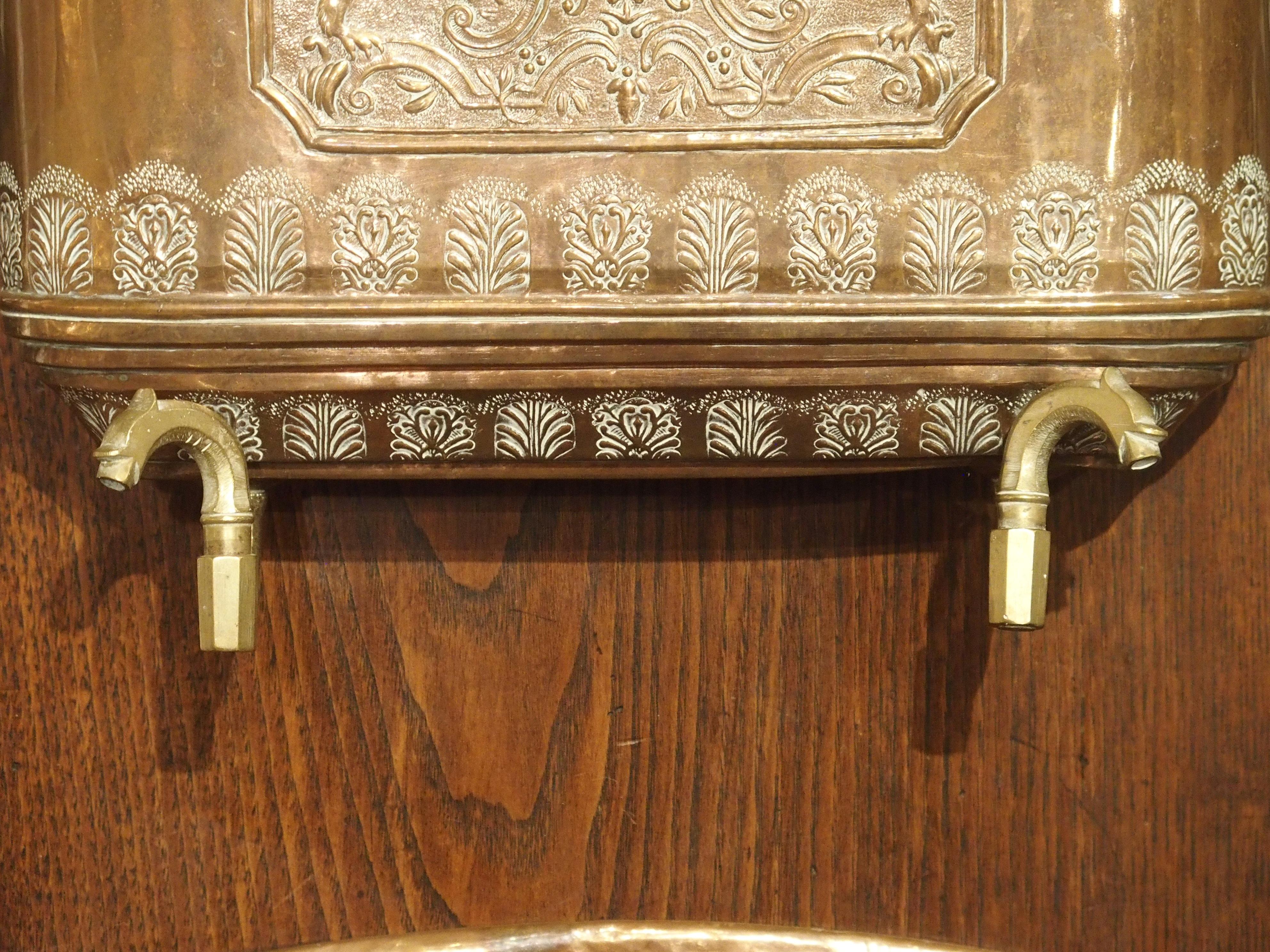 Français Manteau en cuivre français ancien avec armoiries Lavabo et bassin sur support mural en bois en vente