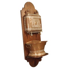 Manteau en cuivre français ancien avec armoiries Lavabo et bassin sur support mural en bois