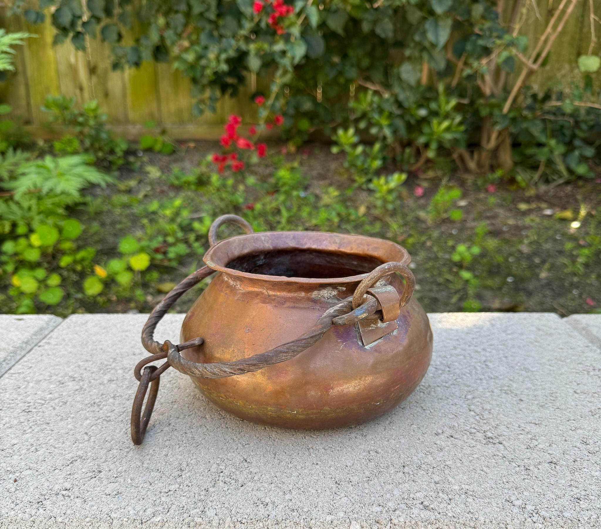 Antiker französischer Hängekessel aus Kupfer mit Eisengriff, frühes 20. Jahrhundert.  Dieser Kessel hat eine schöne natürliche Patina auf dem Kupfer.