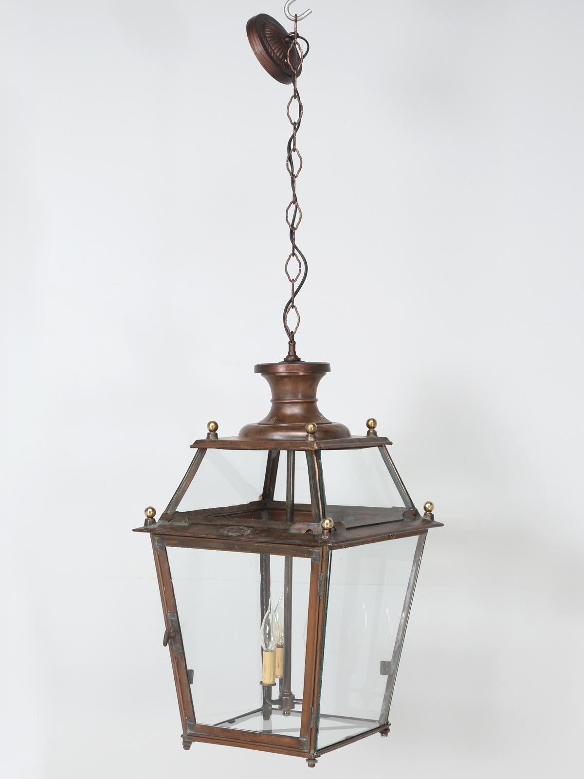Antique French copper lantern, manufactured by Leon Luchairl, whose shop was located at 27 rue Érard a’ Paris. Our old plank electrical department, completely rebuilt this antique French copper lantern, with all new wiring and American specification