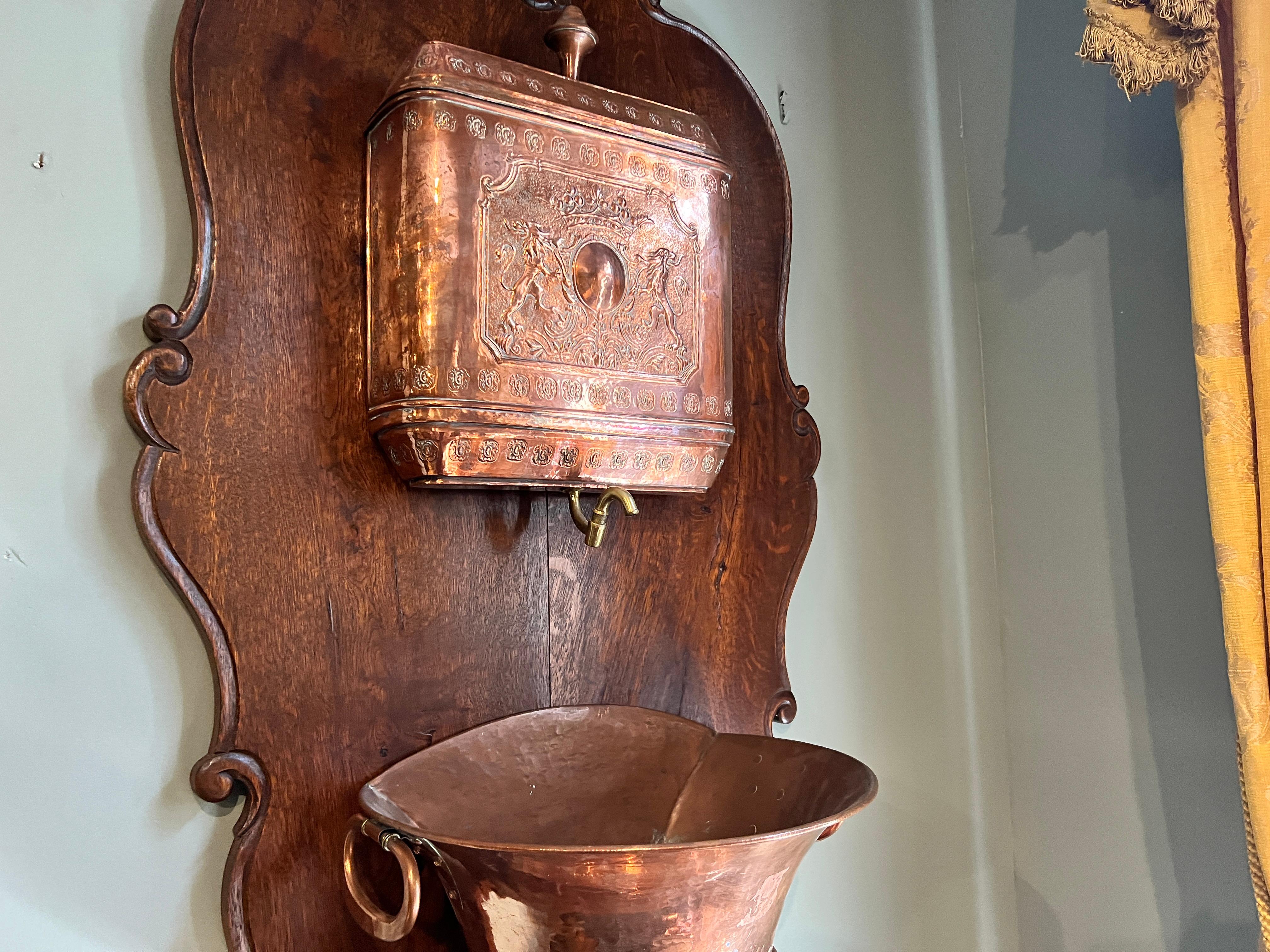 Antike französische Kupfer-Lavabo-Eichenplatte um 1890 im Zustand „Gut“ im Angebot in New Orleans, LA