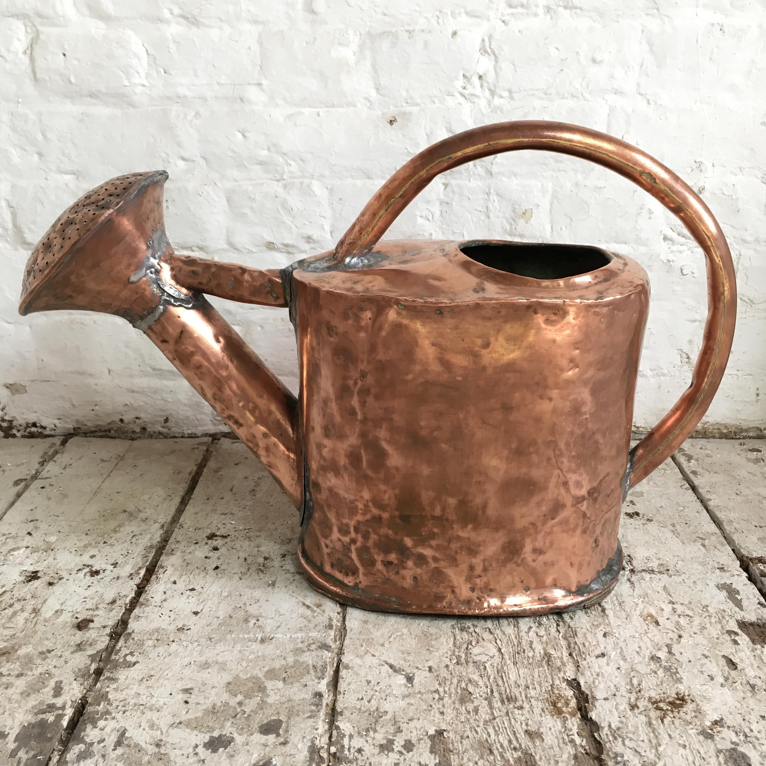 18th century French copper handcrafted watering can.
Measures: 38 cm height
56 cm width
21 cm depth.
