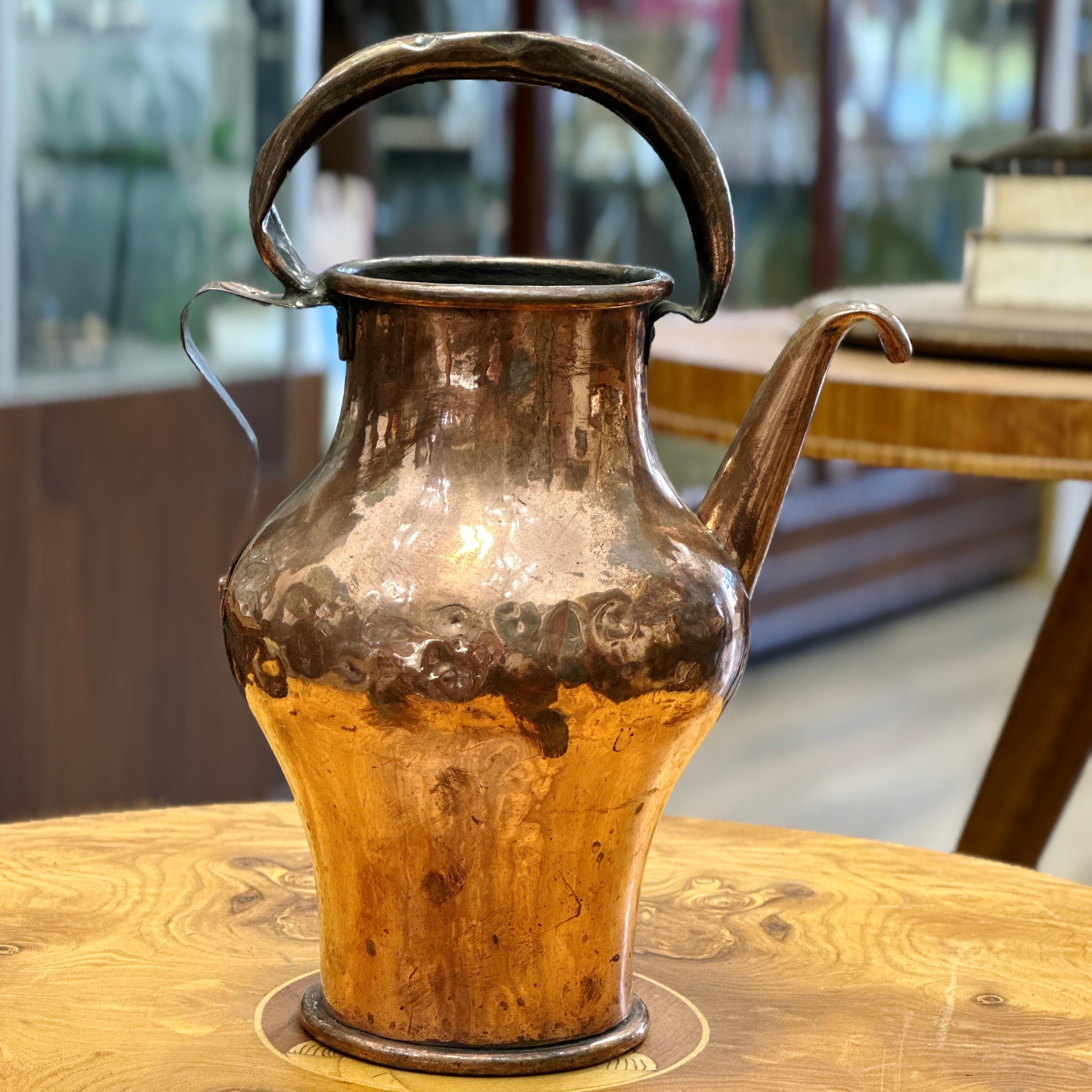 Hier ist eine schöne antike Französisch Copper Watering Can. Dieses Stück verfügt über einen oberen und einen seitlichen Griff und hat eine wunderbare, im Laufe der Zeit abgenutzte Patina. Die Gießkanne ist wasserdicht und kann für den vorgesehenen