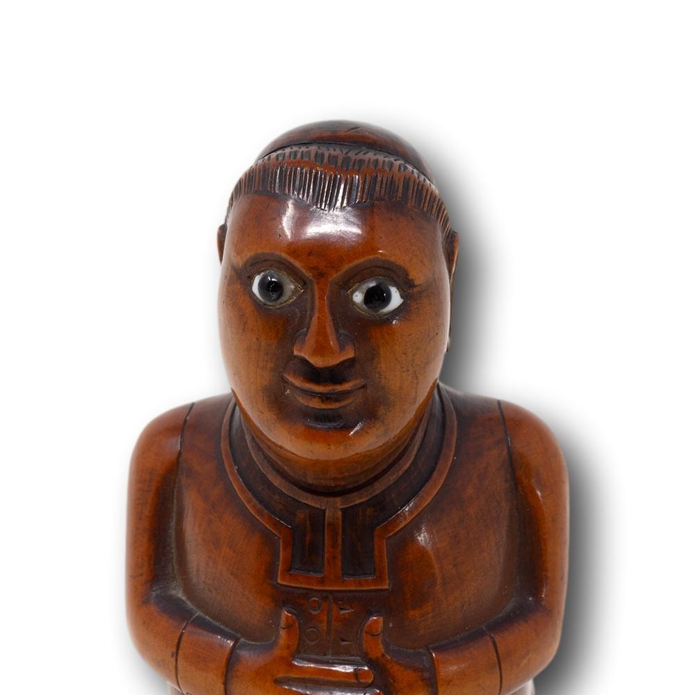 Ancienne tabatière française en coquilla chair de moine agenouillée en vente 3