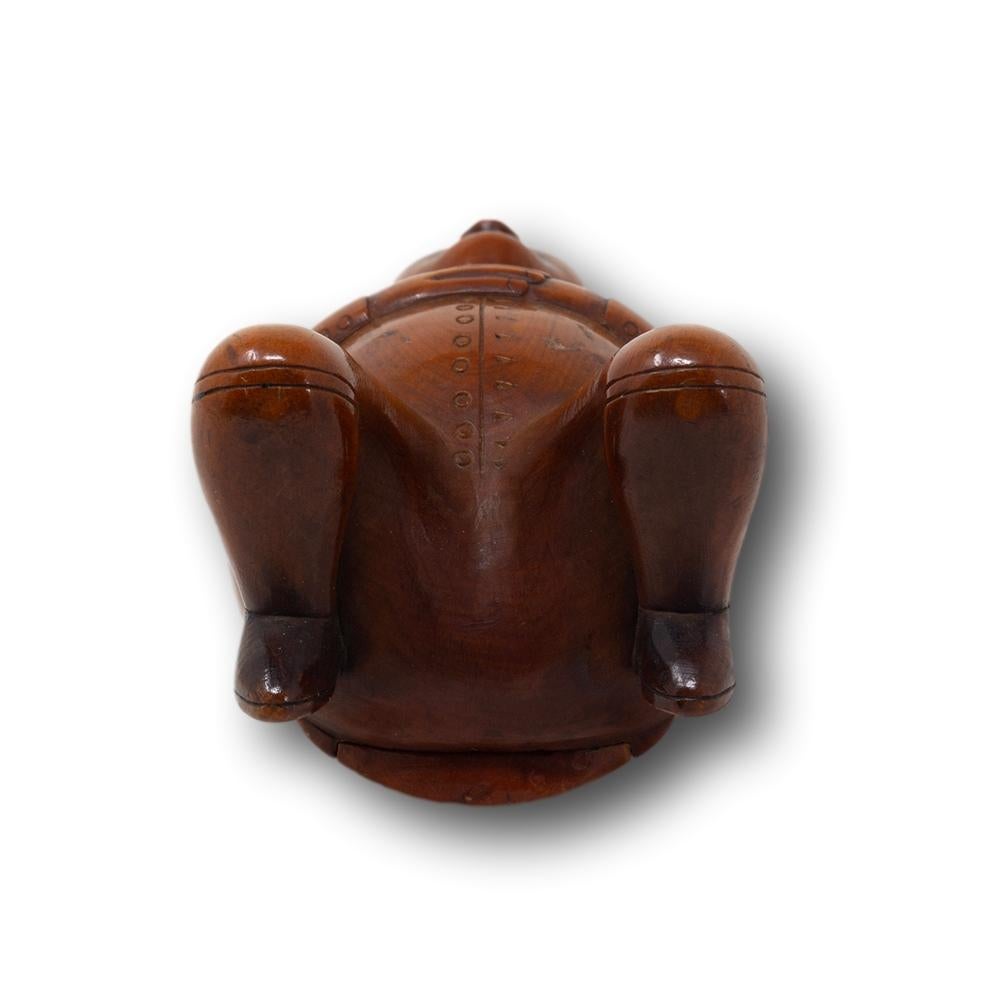 Ancienne tabatière française en coquilla chair de moine agenouillée en vente 5
