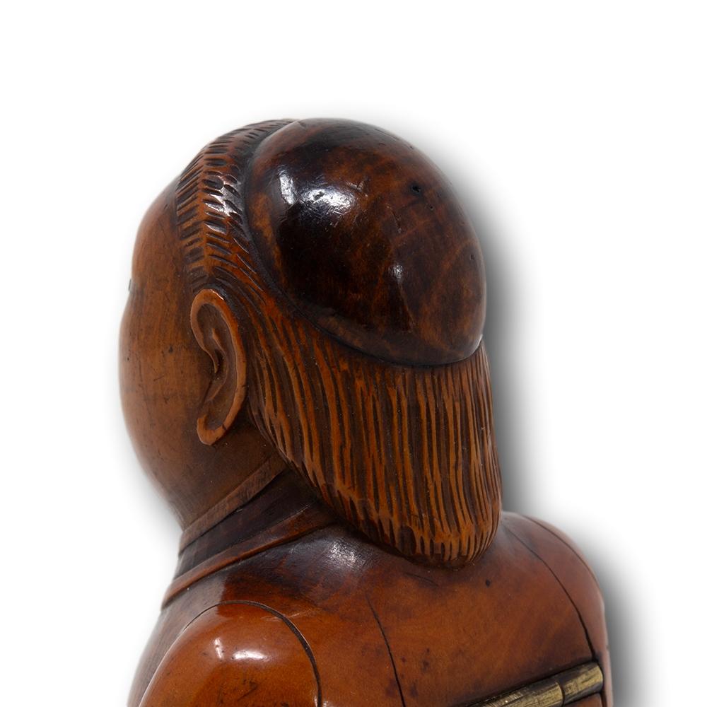 Ancienne tabatière française en coquilla chair de moine agenouillée en vente 6