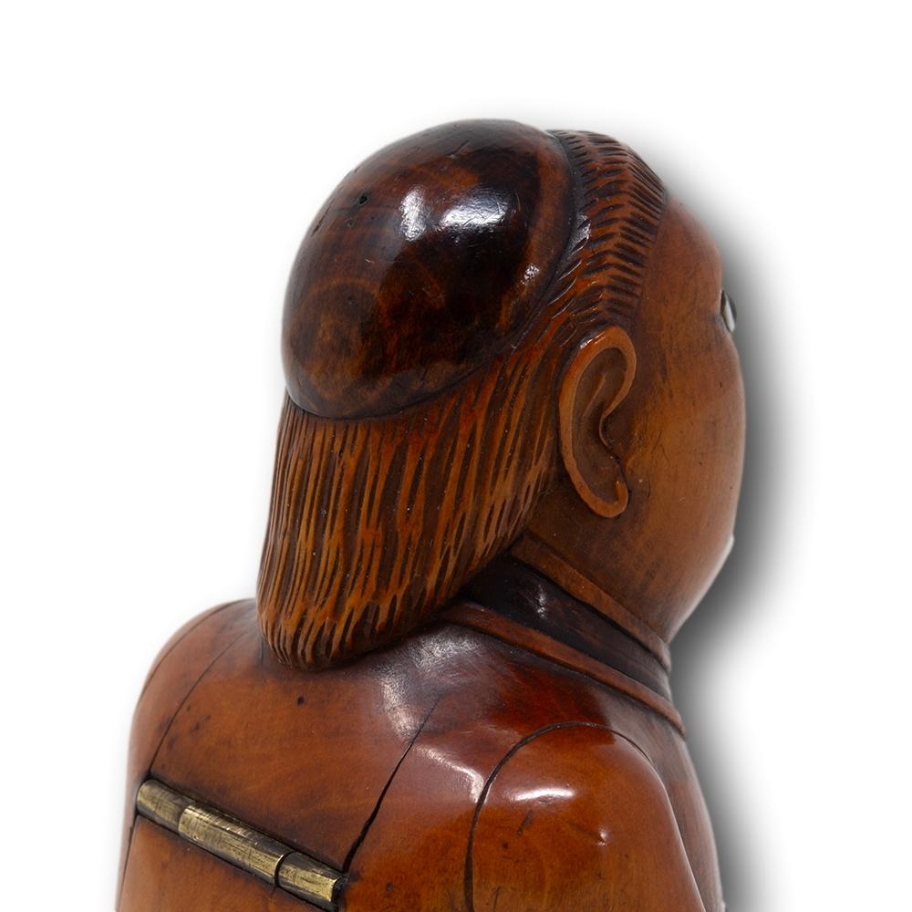 Ancienne tabatière française en coquilla chair de moine agenouillée en vente 7