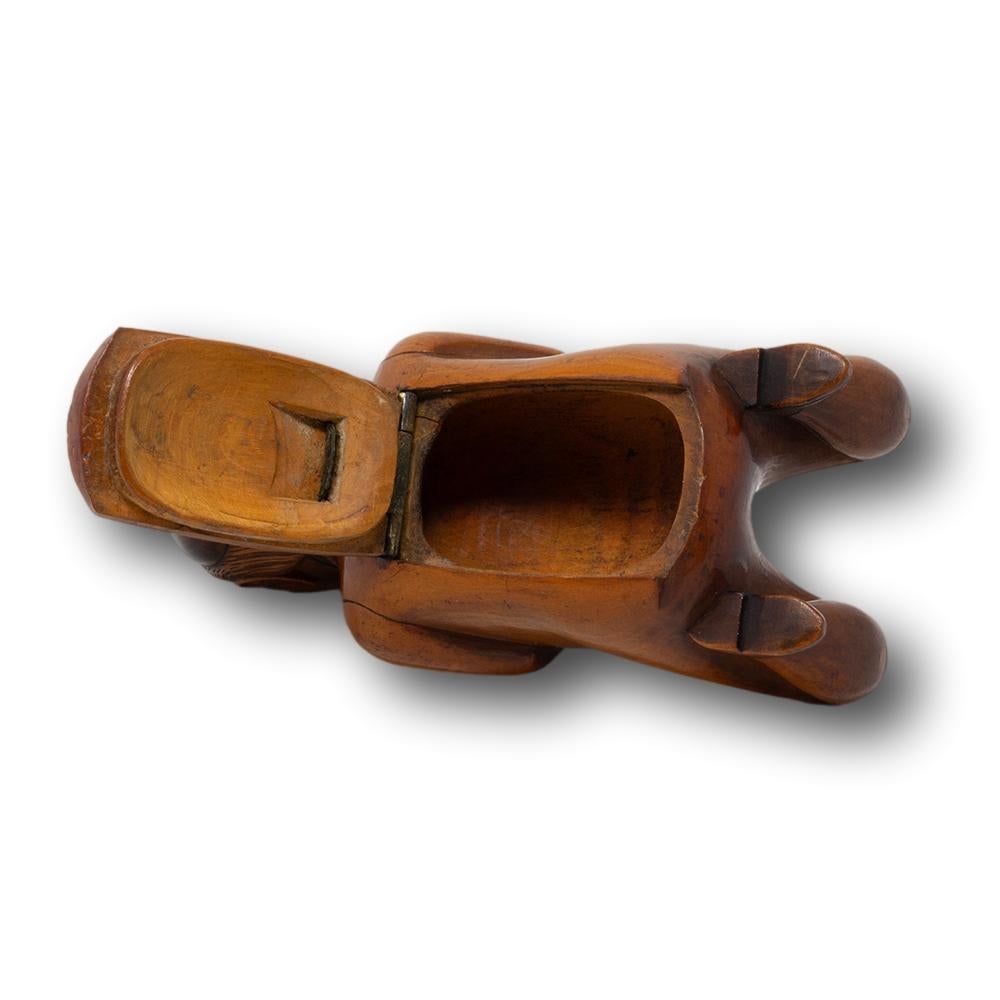 Ancienne tabatière française en coquilla chair de moine agenouillée en vente 8