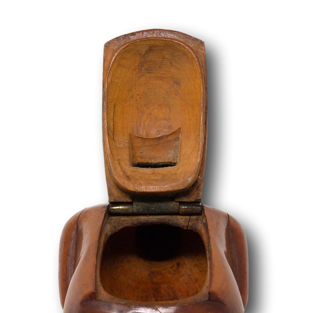Ancienne tabatière française en coquilla chair de moine agenouillée en vente 9