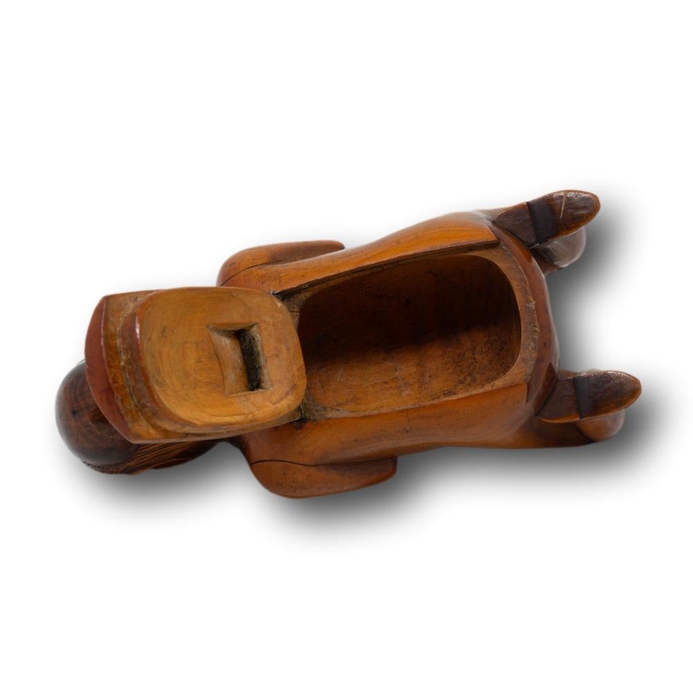 Ancienne tabatière française en coquilla chair de moine agenouillée en vente 10