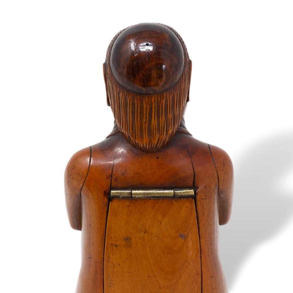Ancienne tabatière française en coquilla chair de moine agenouillée en vente 12