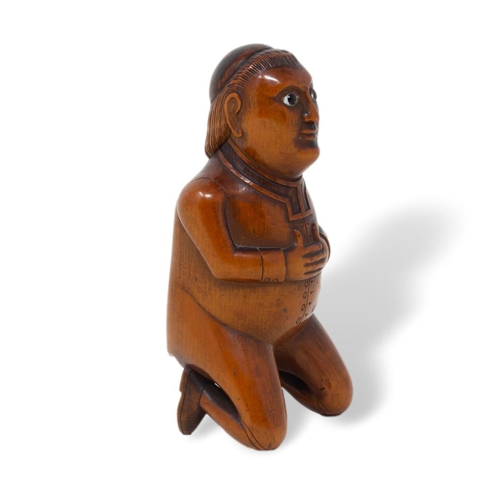 Français Ancienne tabatière française en coquilla chair de moine agenouillée en vente