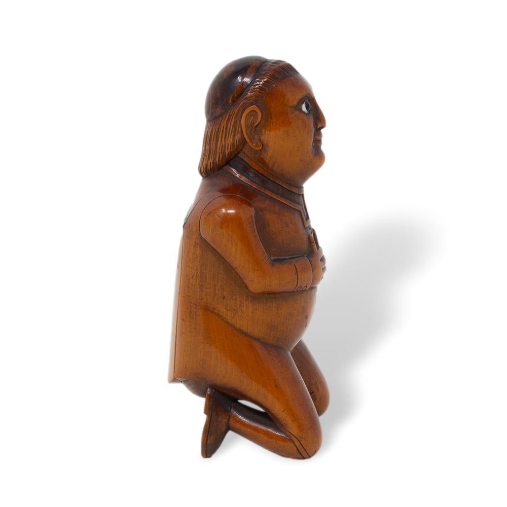 Sculpté à la main Ancienne tabatière française en coquilla chair de moine agenouillée en vente
