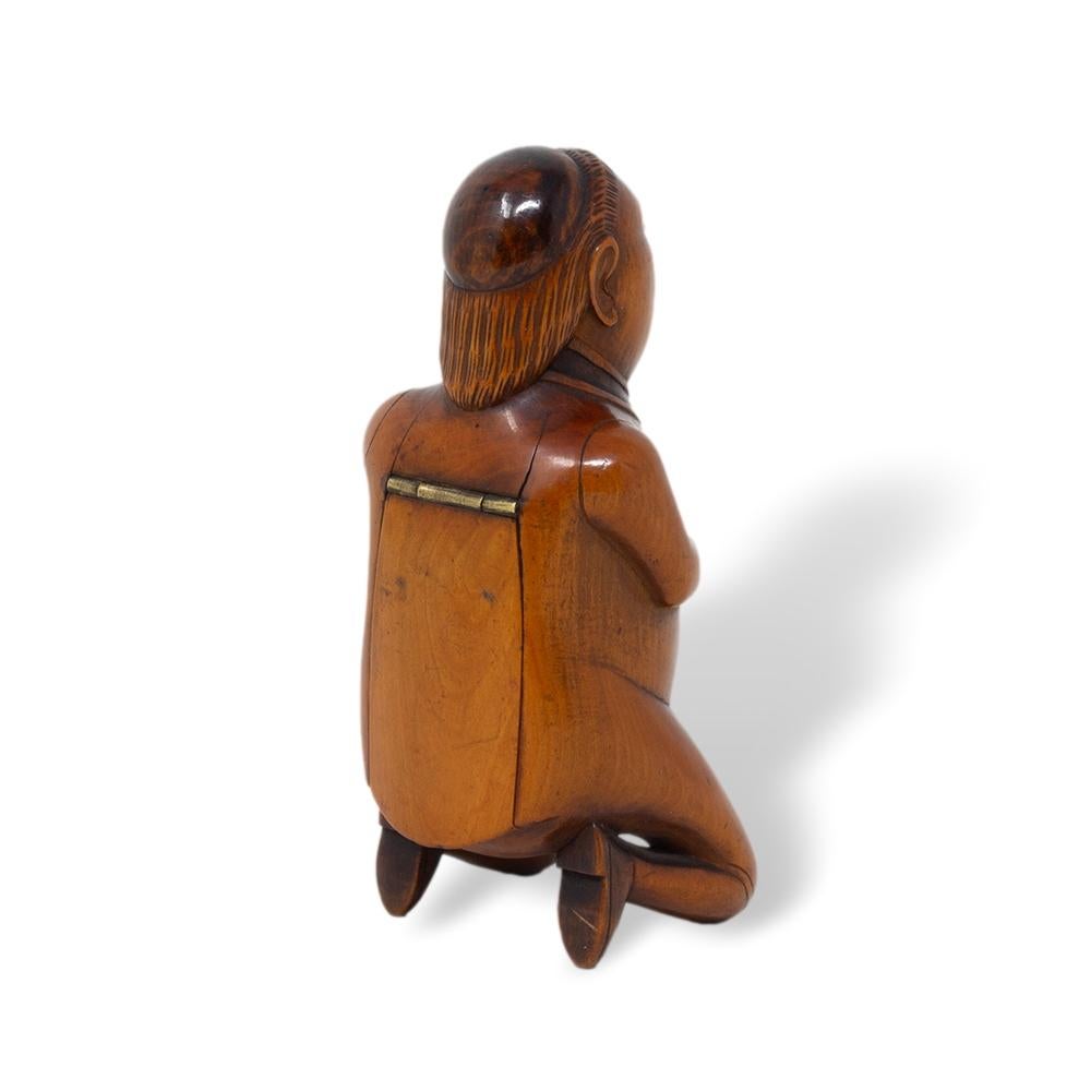 Ancienne tabatière française en coquilla chair de moine agenouillée Bon état - En vente à Newark, England