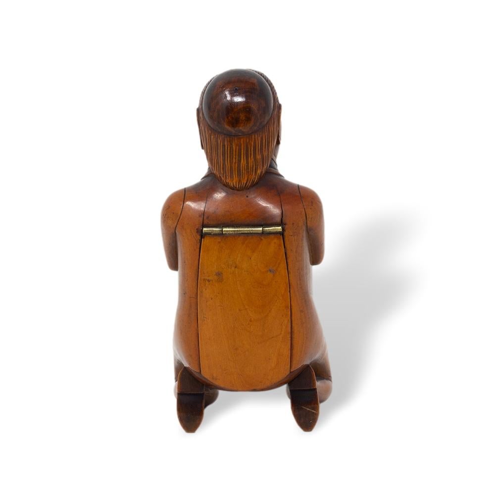 Début du XIXe siècle Ancienne tabatière française en coquilla chair de moine agenouillée en vente