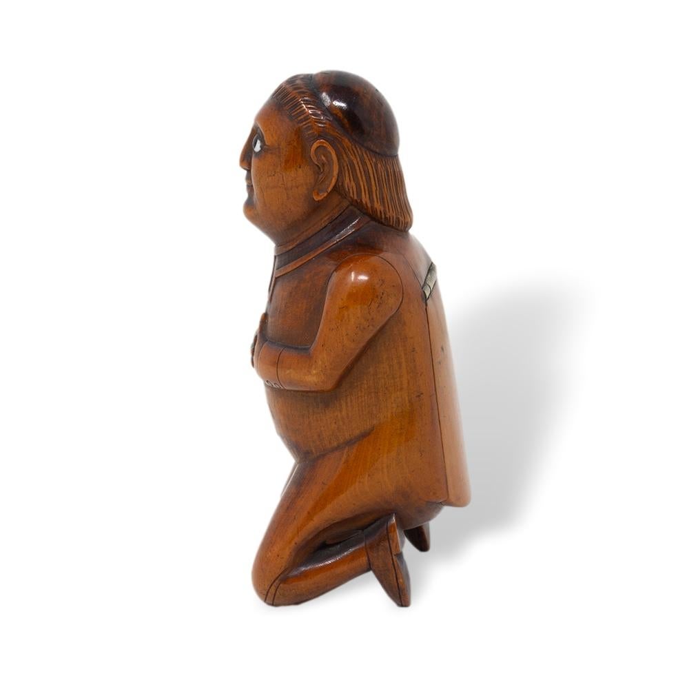 Ancienne tabatière française en coquilla chair de moine agenouillée en vente 1