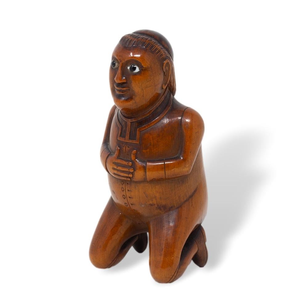 Ancienne tabatière française en coquilla chair de moine agenouillée en vente 2