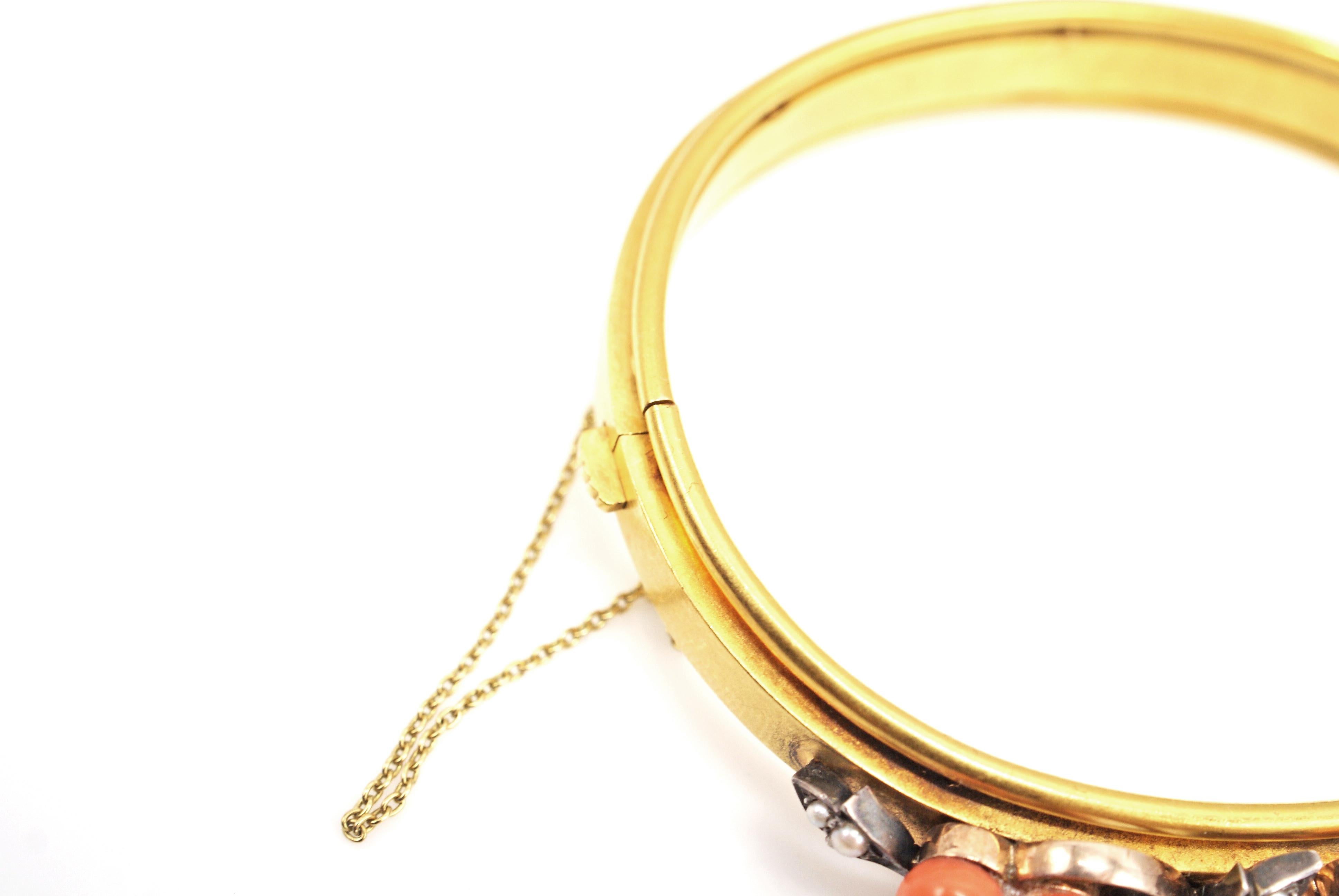 Victorien Antiquités - Bracelet en or avec corail, grenat et perles de rocaille en vente
