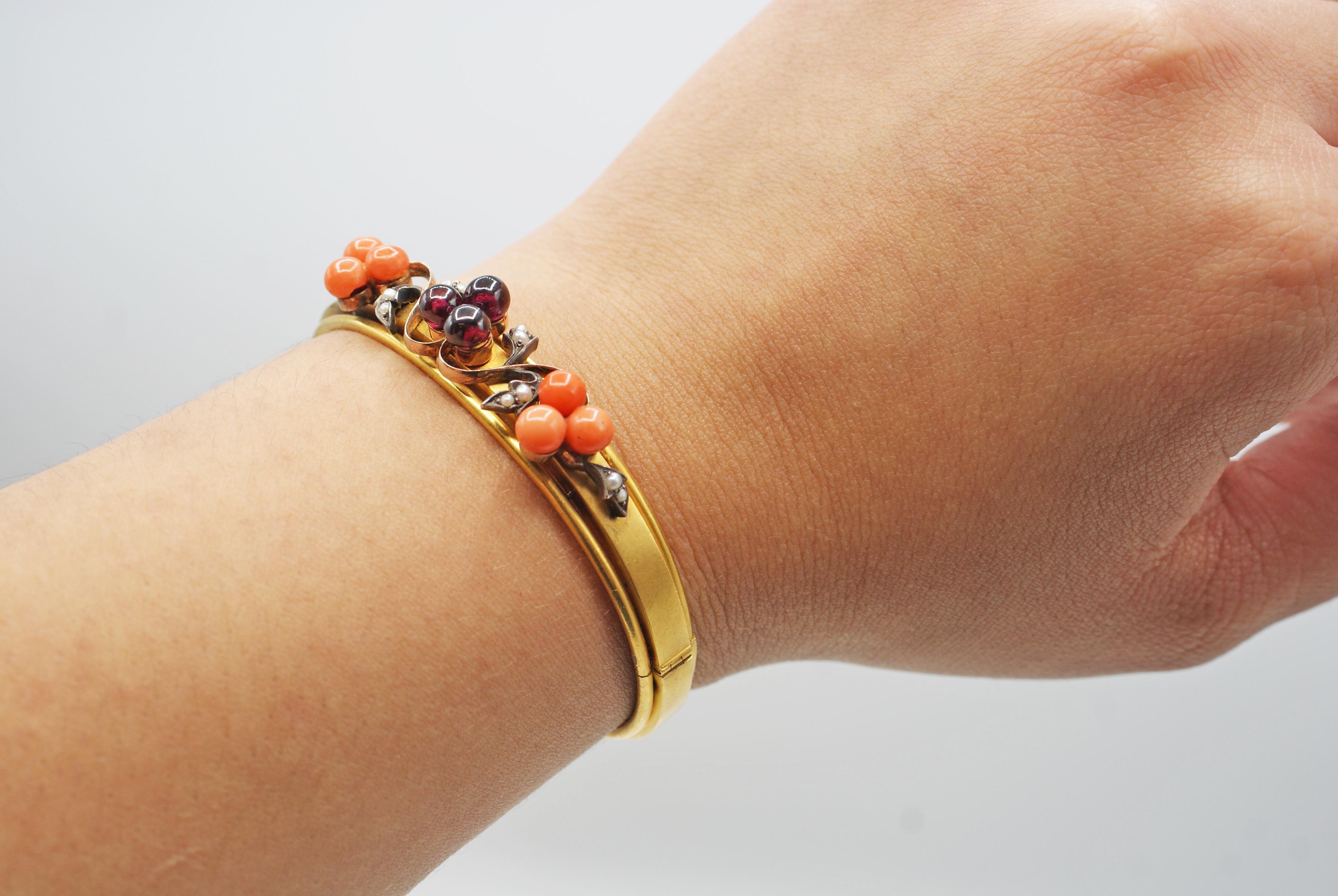 Taille mixte Antiquités - Bracelet en or avec corail, grenat et perles de rocaille en vente