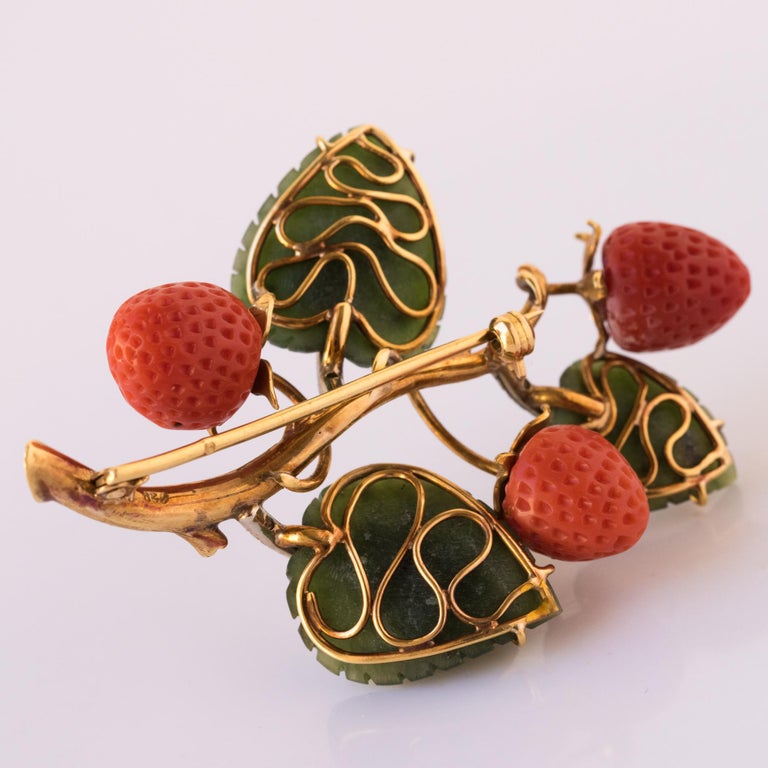 Antique French Coral Jade Diamond Gold Strawberry Branch Brooch In Excellent Condition For Sale In Poitiers, FR