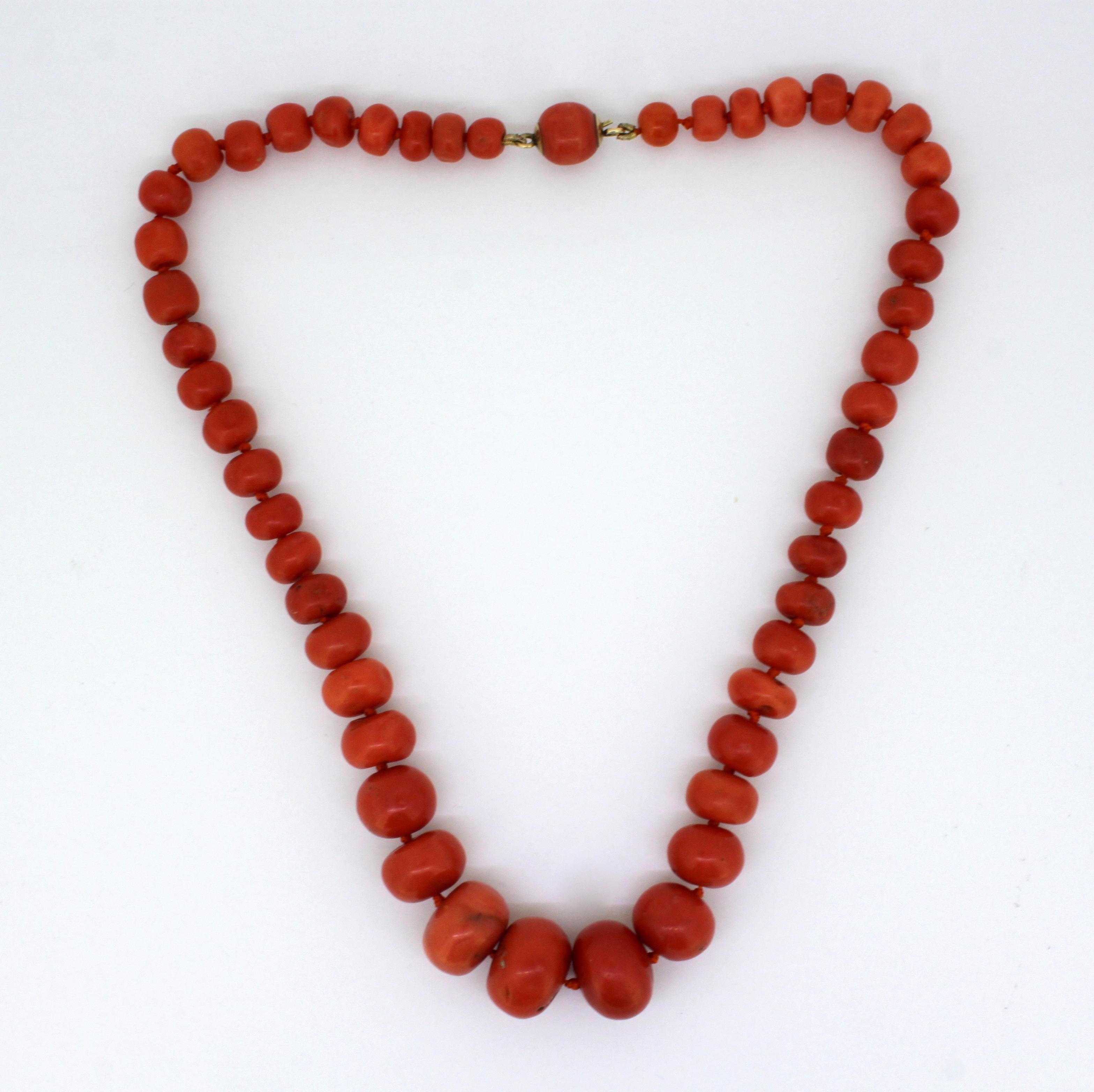 Antique French coral necklace.
Made in France Circa 1900

Please note : Due to shipping restrictions, for sale in EU only.

Approx Dimensions - 
Length x Width : 40.5 x 1.5 cm
Weight : 54 grams

Condition: Pre-owned, minor wear and tear and some