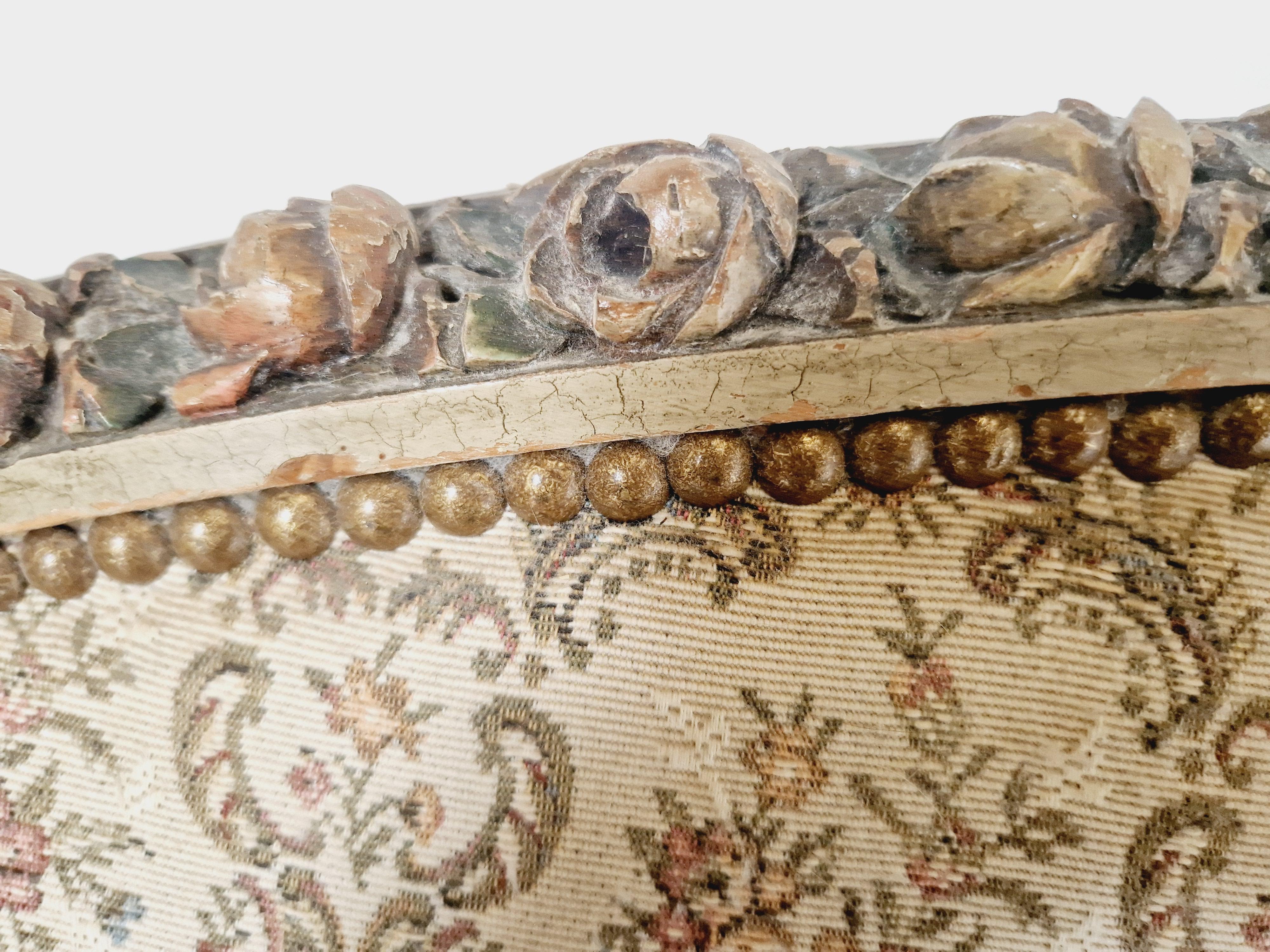 
Laissez-vous séduire par la grandeur de l'aristocratie française avec ce superbe lit ancien de style Louis XVI. Fabriqué en France en 1900, ce lit de forme rectangulaire présente de magnifiques détails sculptés et une finition tapissée de couleur