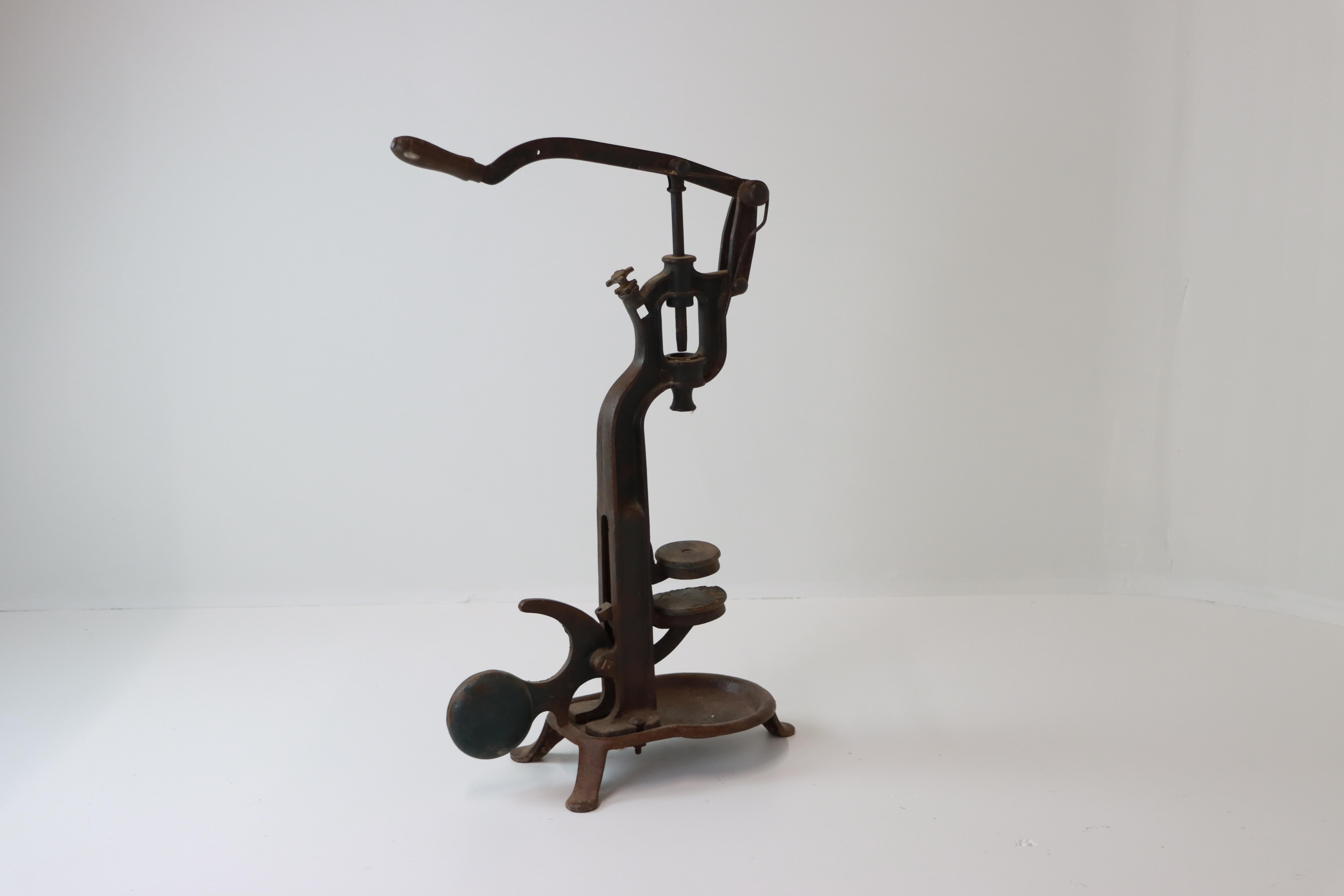 Antique French Corker In Good Condition For Sale In Calgary, Alberta