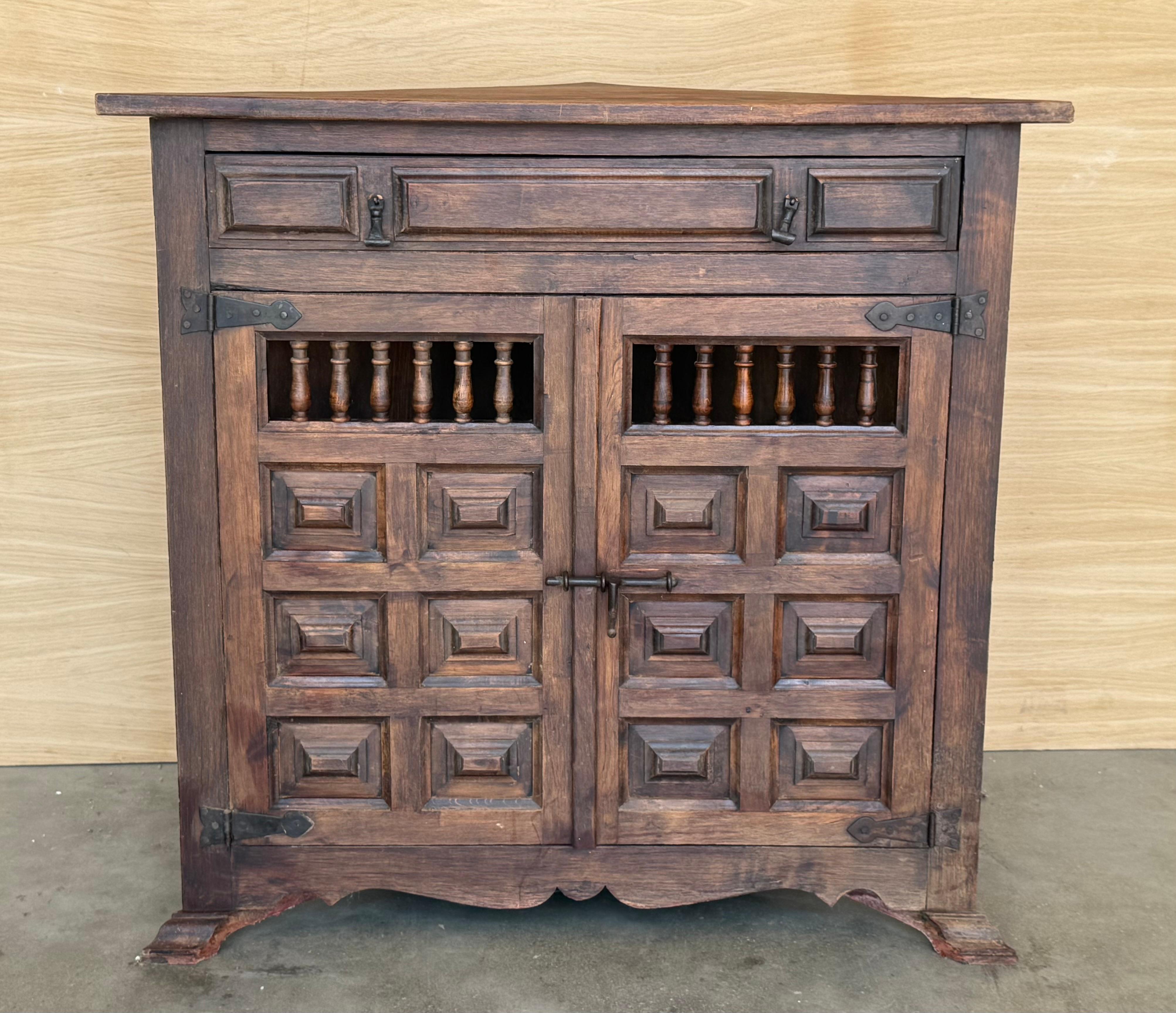 SUPERBE Meuble d'angle en noyer français sculpté avec tiroir et porte Circa 1890s-1900   Porte sculptée avec tiroir supérieur et étagère intérieure dans un meuble inférieur reposant sur un socle.   Une pièce d'apparat parfaite qui peut répondre à