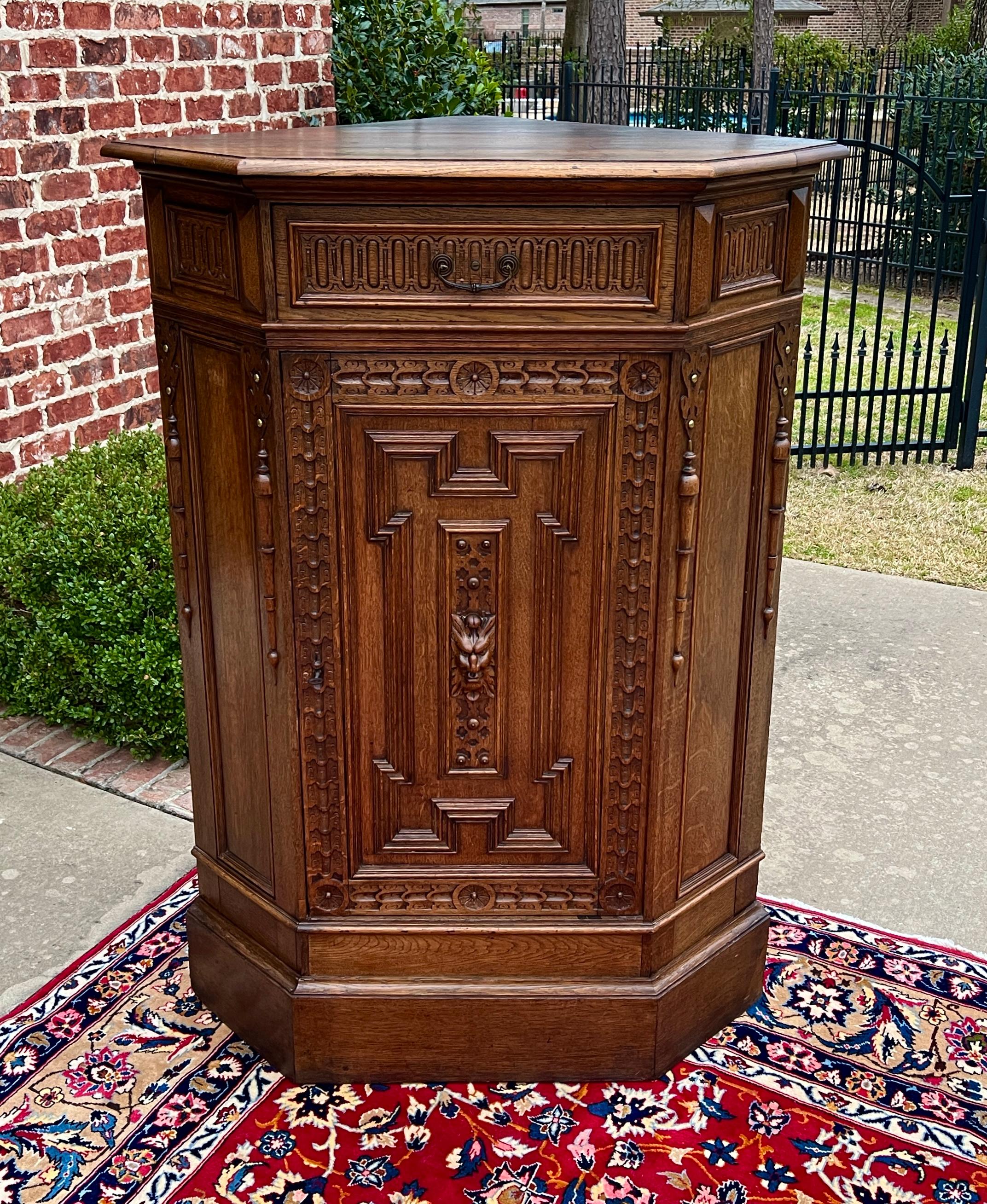     SUPERB Armario esquinero tallado en roble francés antiguo con cajón y llave~~ALTO~~c. 1890s-1900 

    Puerta tallada con cajón superior y llave~~dos estantes interiores en el mueble inferior que descansa sobre una base de zócalo


    La pieza