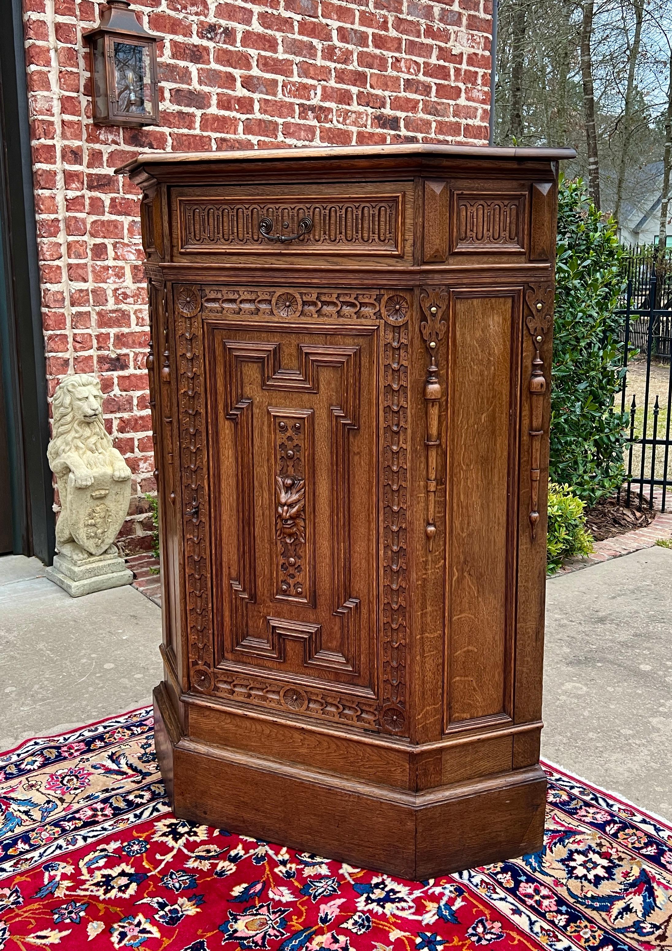 Antique French Corner Cabinet Armario con Cajón Llave Roble ALTO S. XIX Renacimiento en venta