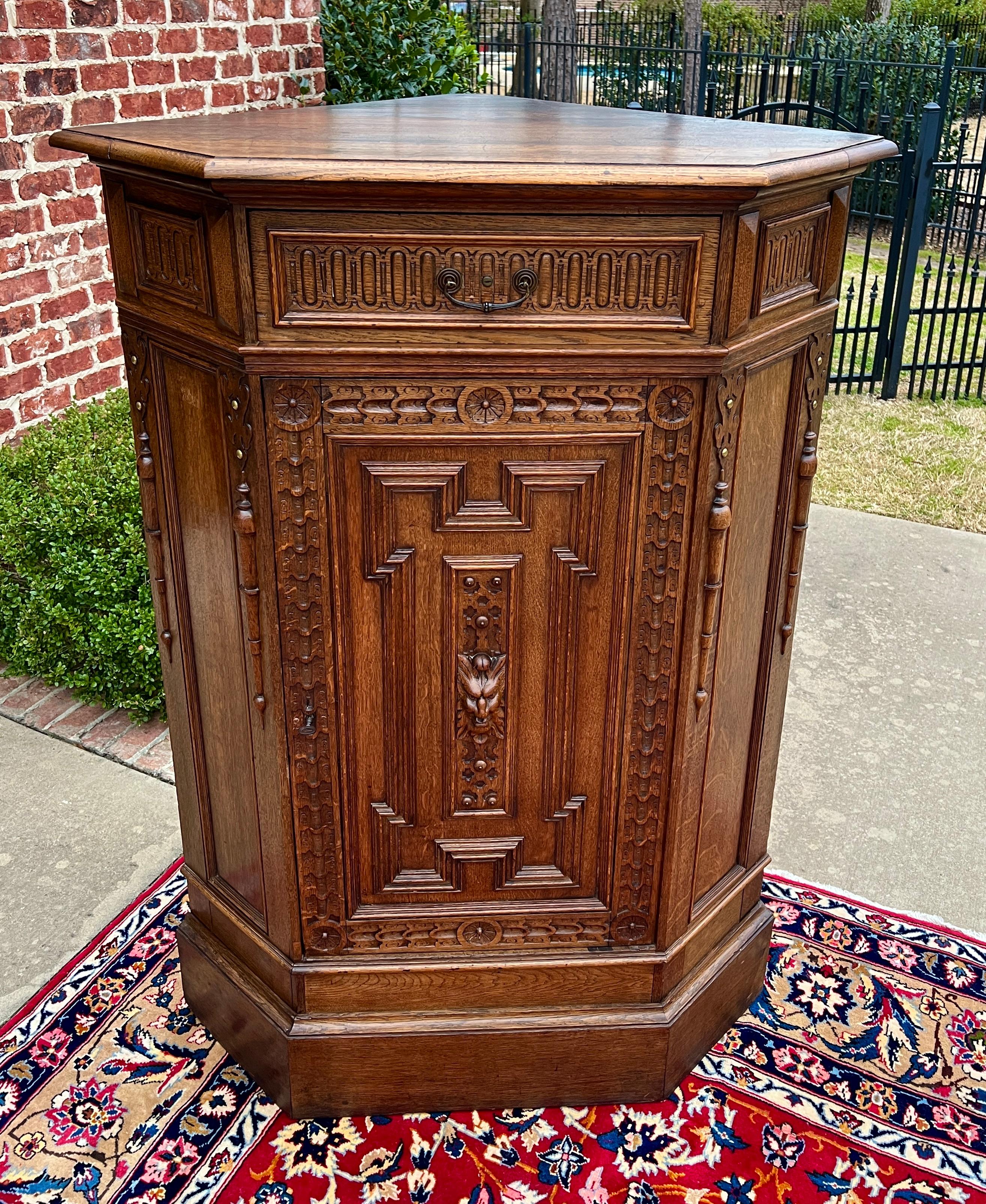 Antique French Corner Cabinet Armario con Cajón Llave Roble ALTO S. XIX Tallado en venta