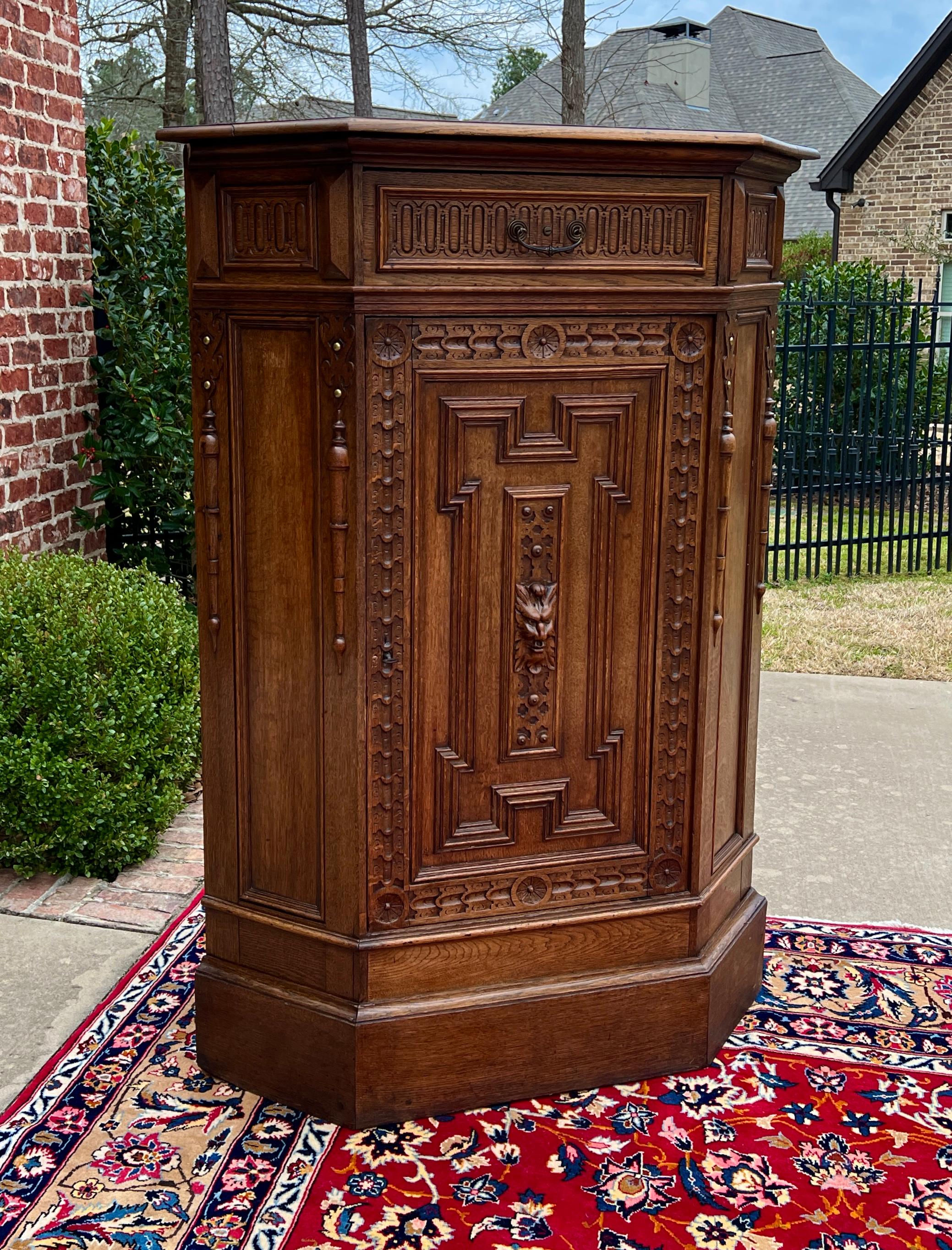 Antique French Corner Cabinet Armario con Cajón Llave Roble ALTO S. XIX en Bueno estado para la venta en Tyler, TX