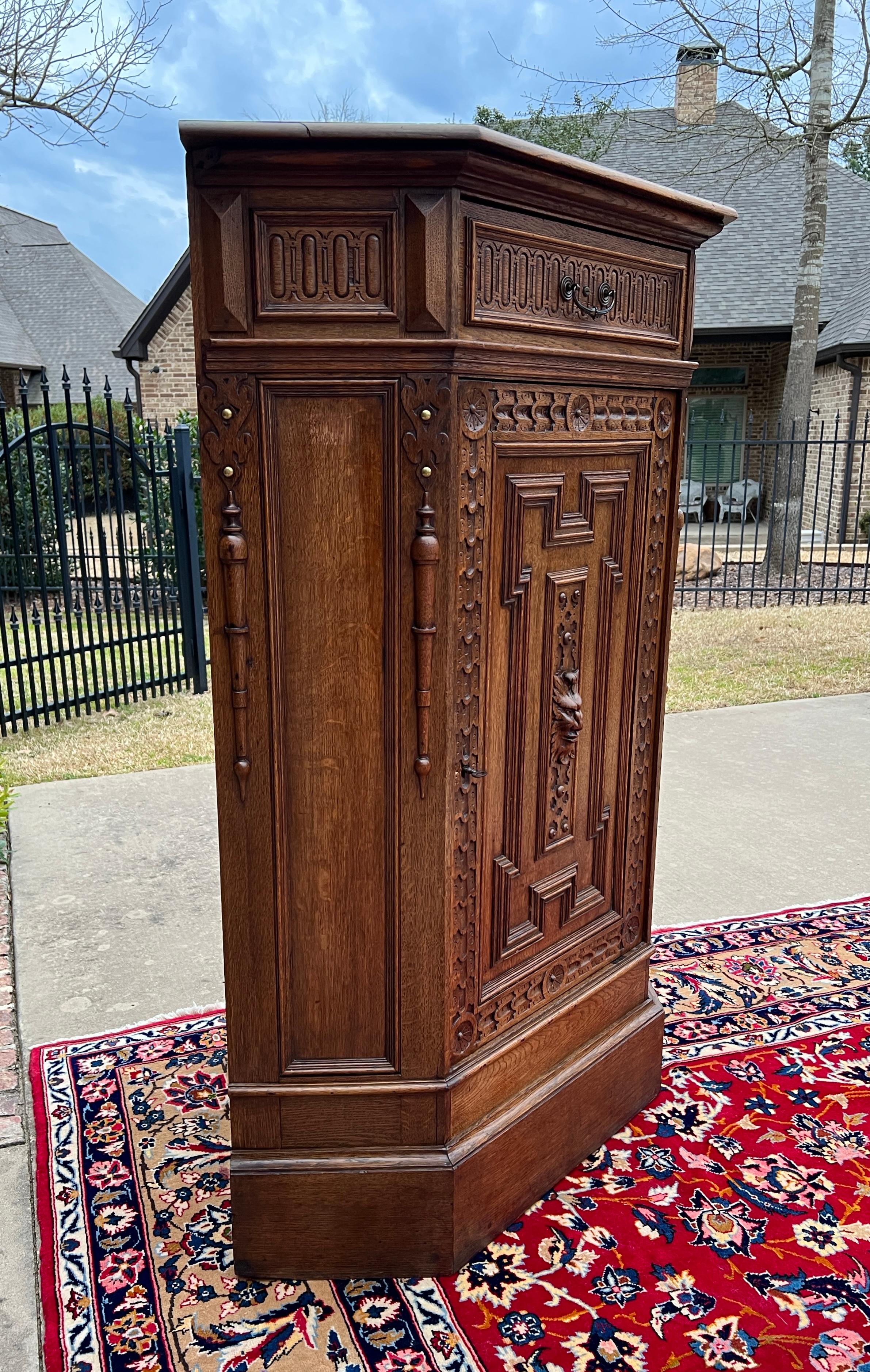 Antique French Corner Cabinet Armario con Cajón Llave Roble ALTO S. XIX siglo XIX en venta