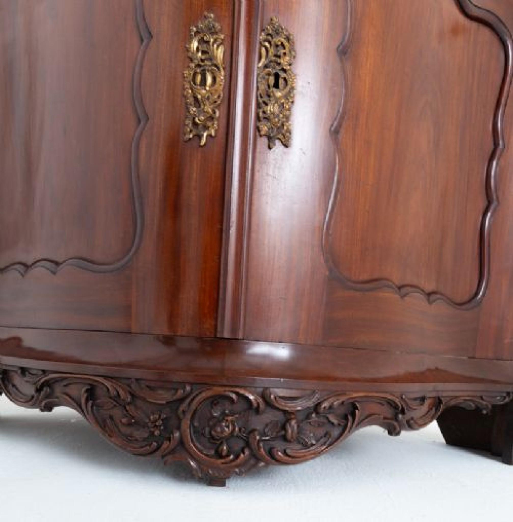 Superbe meuble d'angle en acajou français.
Ce meuble d'angle est d'une qualité exceptionnelle.
Circa 1860 Le meuble d'angle est de forme serpentine, reposant sur des pieds en console avec des détails sculptés sur la frise inférieure.
Les portes
