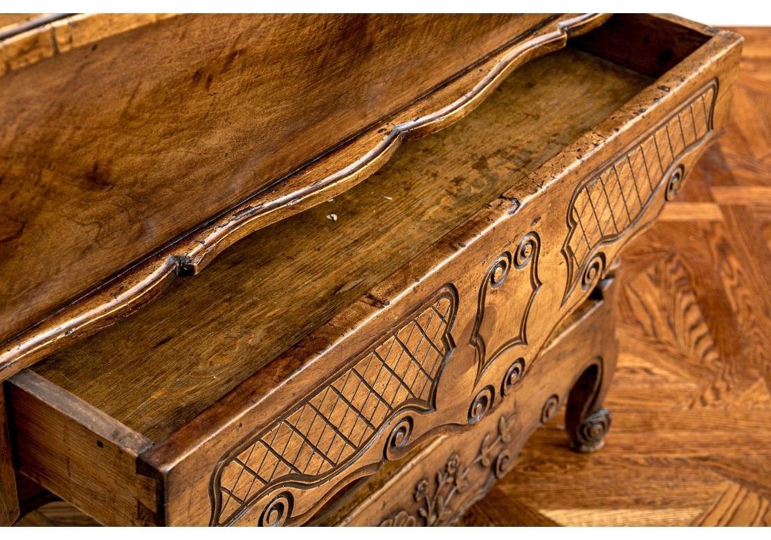 Antique French Country Papelera Sobre Soporte Tallado en venta