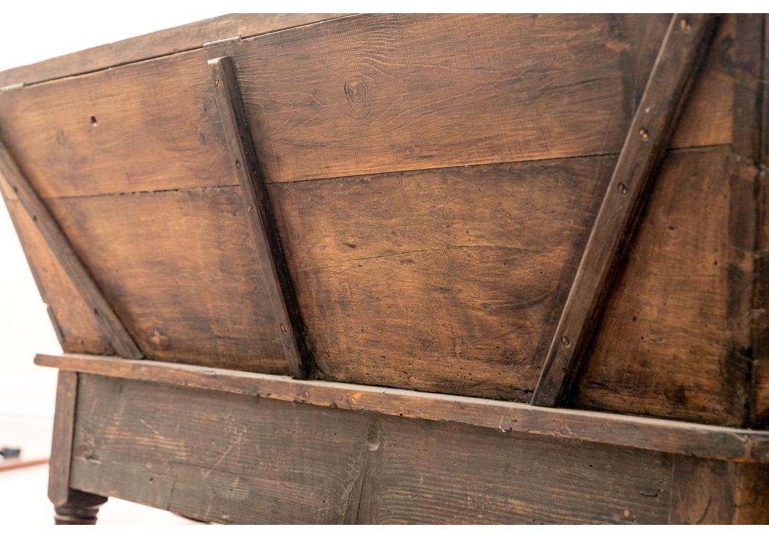 Antique French Country Papelera Sobre Soporte en venta 1