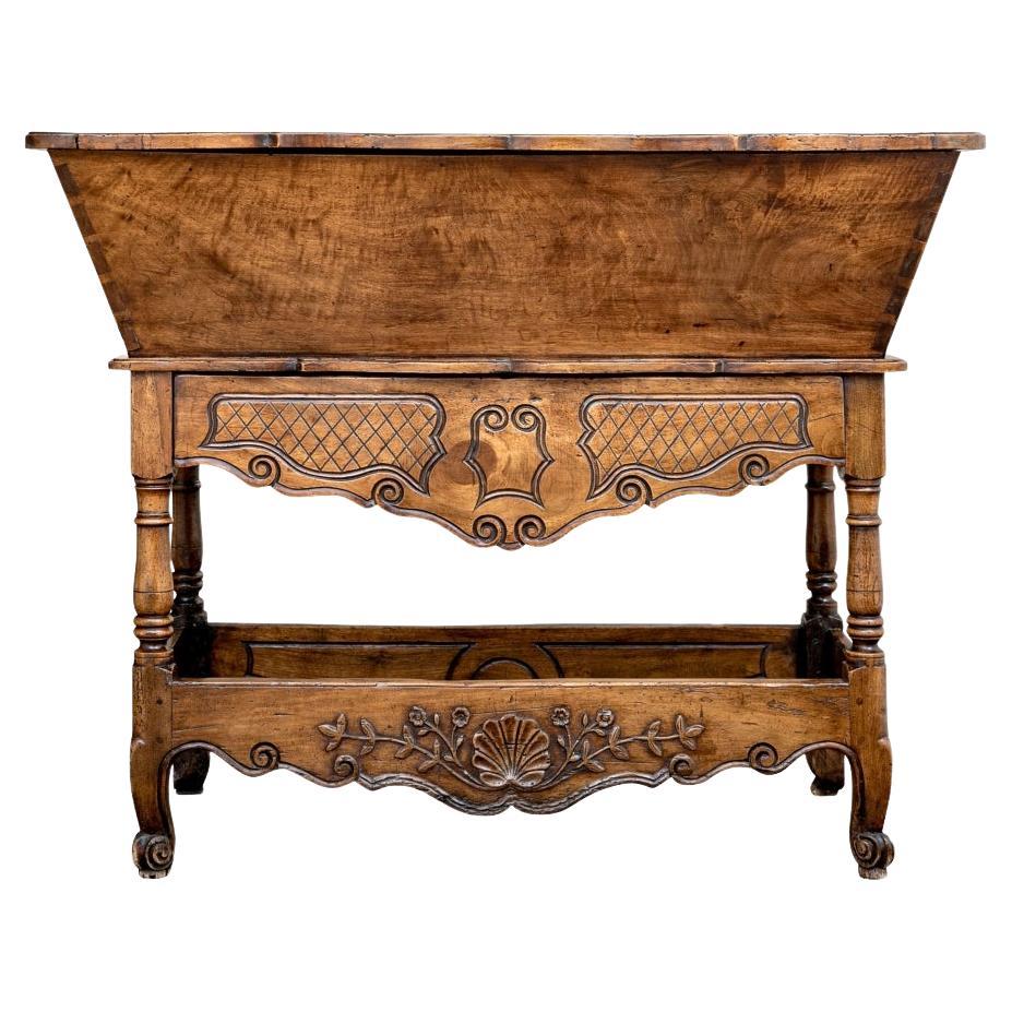 Antique French Country Papelera Sobre Soporte en venta