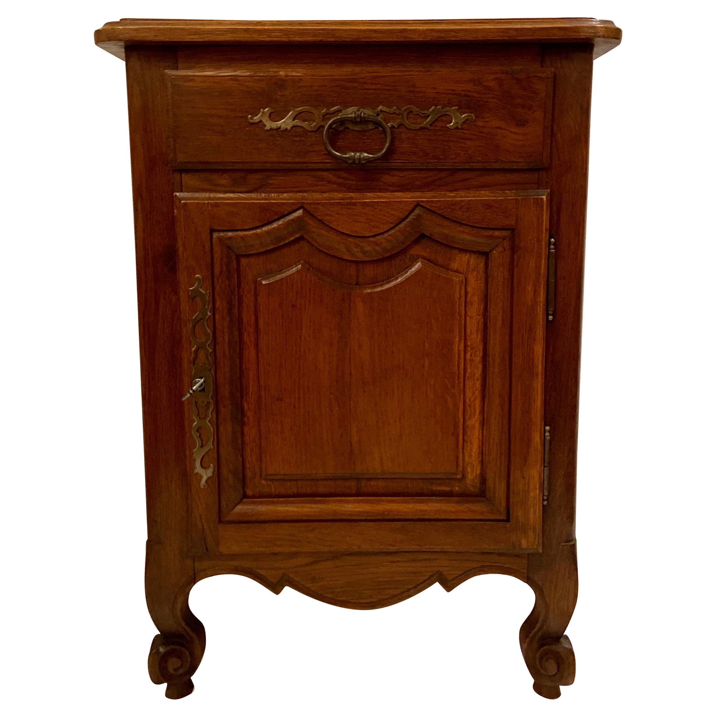 Ancienne armoire en chêne sculpté de style français, Circa 1910-1920