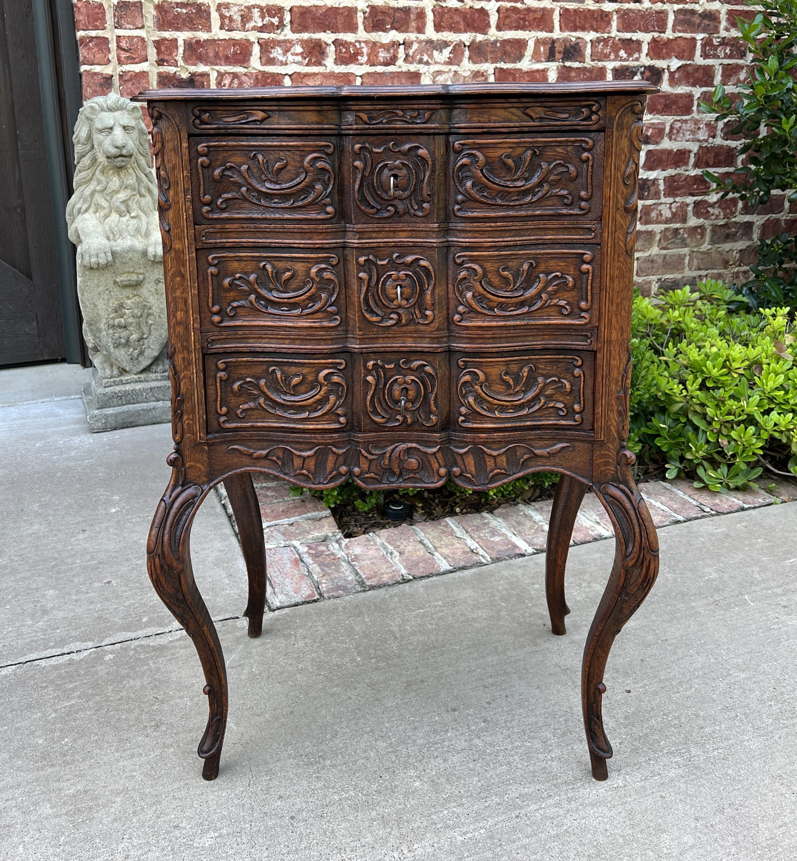 BEAUTIFUL Antique French Country Oak Chest of Drawers Lingerie Cabinet~~3 Drawers ~~HIGHLY CARVED Serpentine Front~~3 Keys~~Pegged~~ c.1920s

This is a WONDERFUL example of an antique classic French Country oak chest of drawers~~serpentine carved