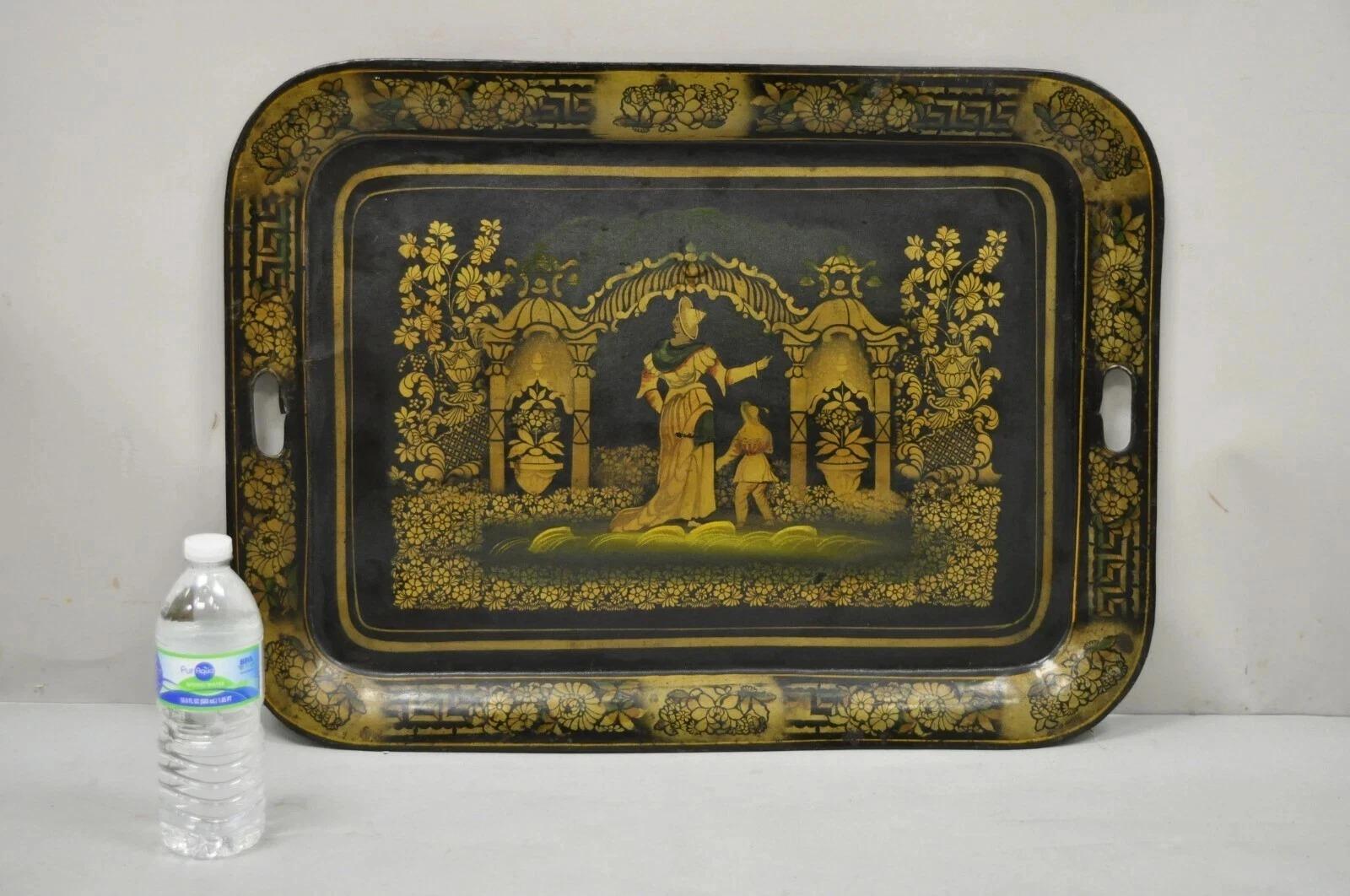 Antike Französisch Land Chinoiserie lackiert Tole Metall Schwarz und Gold Butlers Tablett. Der Artikel hat eine beeindruckende Größe, gemalte Details von Blumen und Gartenszenen, sehr schöner antiker Artikel mit attraktiver Patina. CIRCA Anfang des