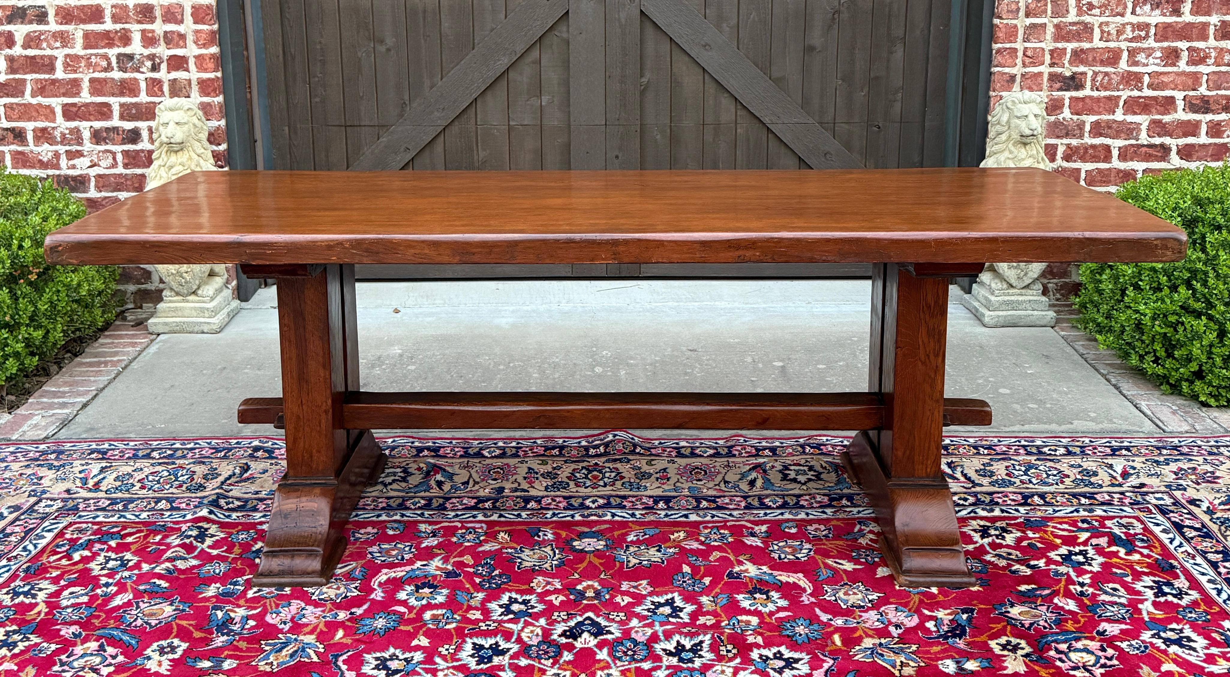 HANDSOME Table de salle à manger monastère en chêne miel avec tréteaux carrés à double balustre~~87